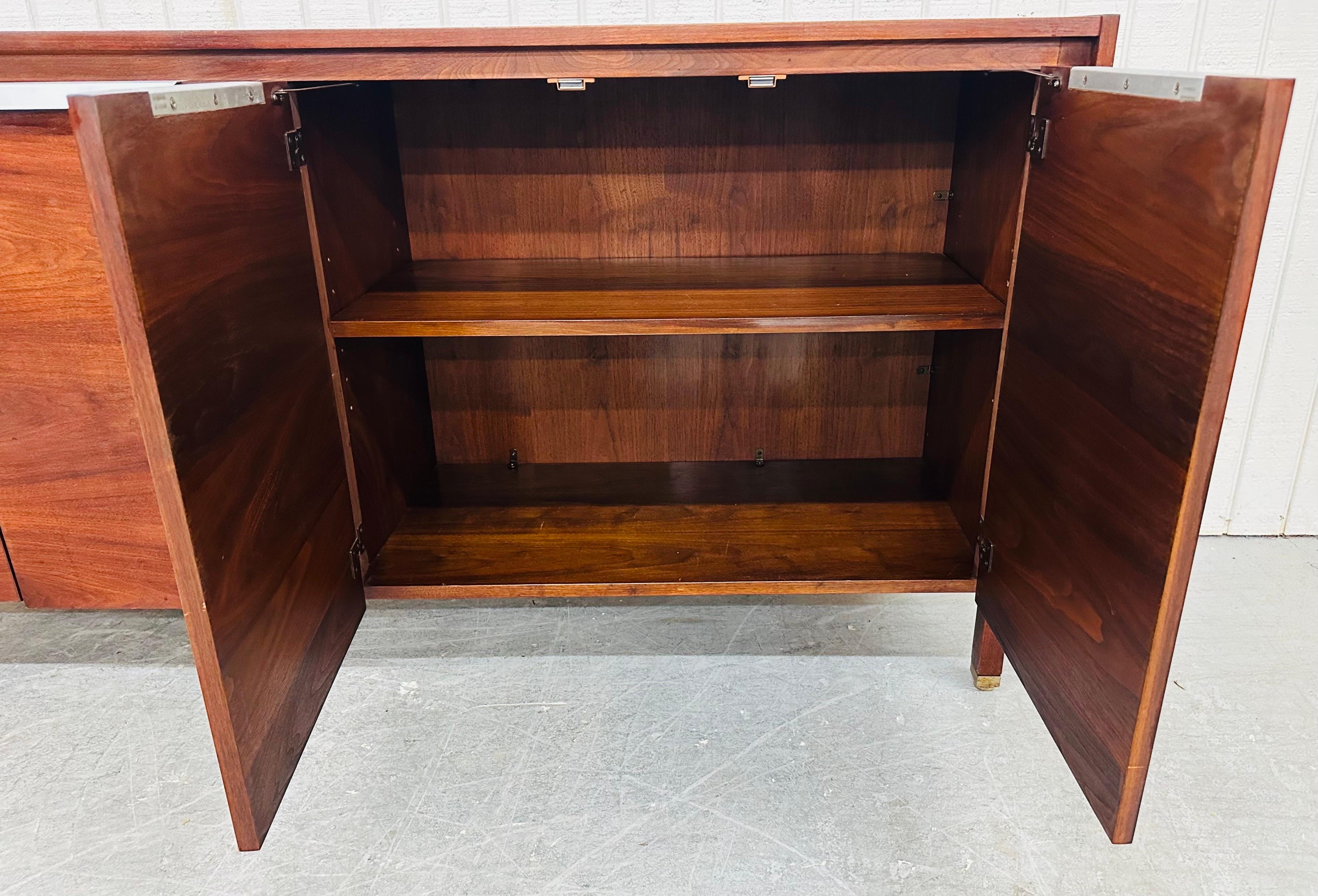 Cromo Credenza in legno di palissandro in stile Jens Risom, metà secolo moderno in vendita
