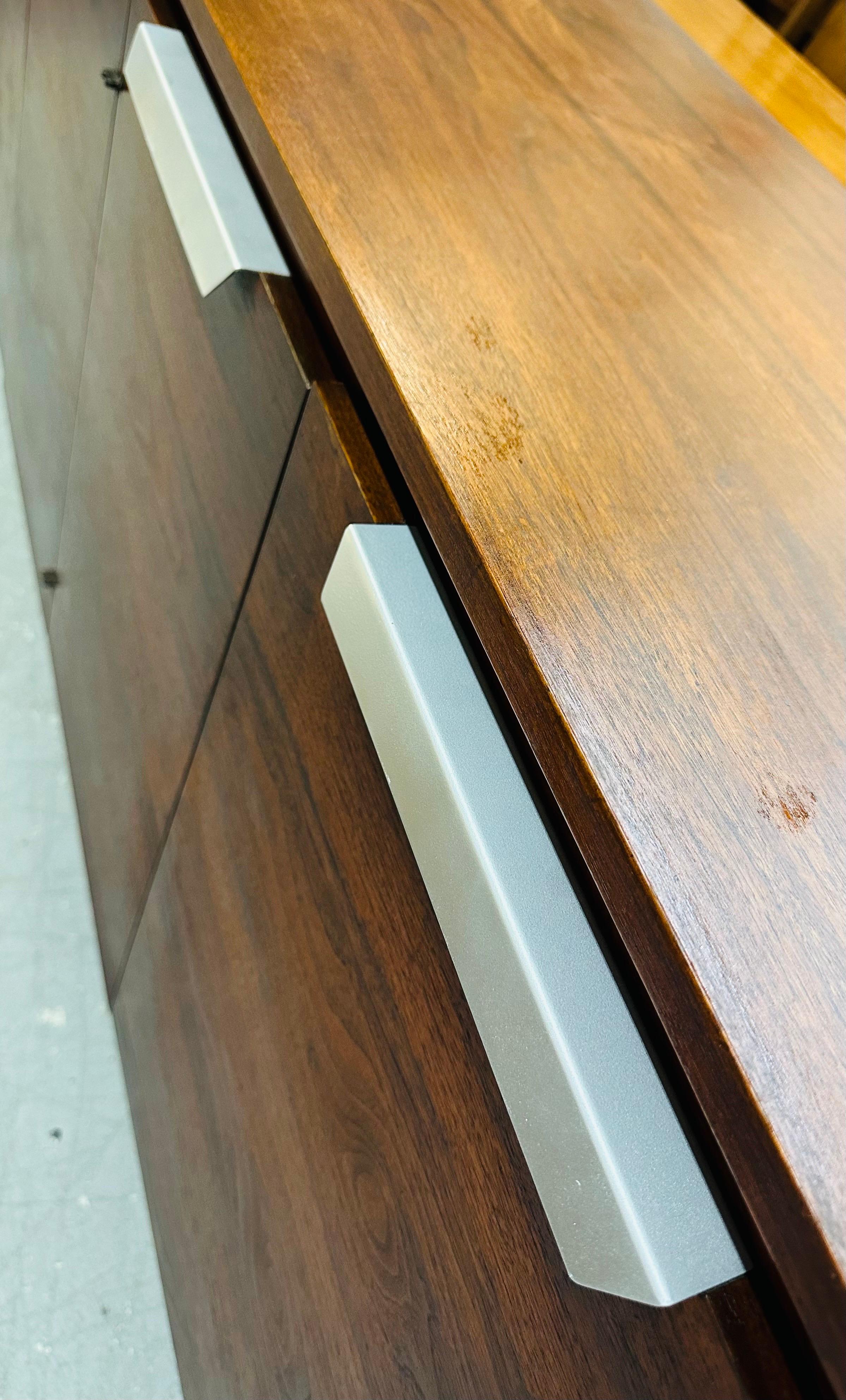 Credenza in legno di palissandro in stile Jens Risom, metà secolo moderno in vendita 2
