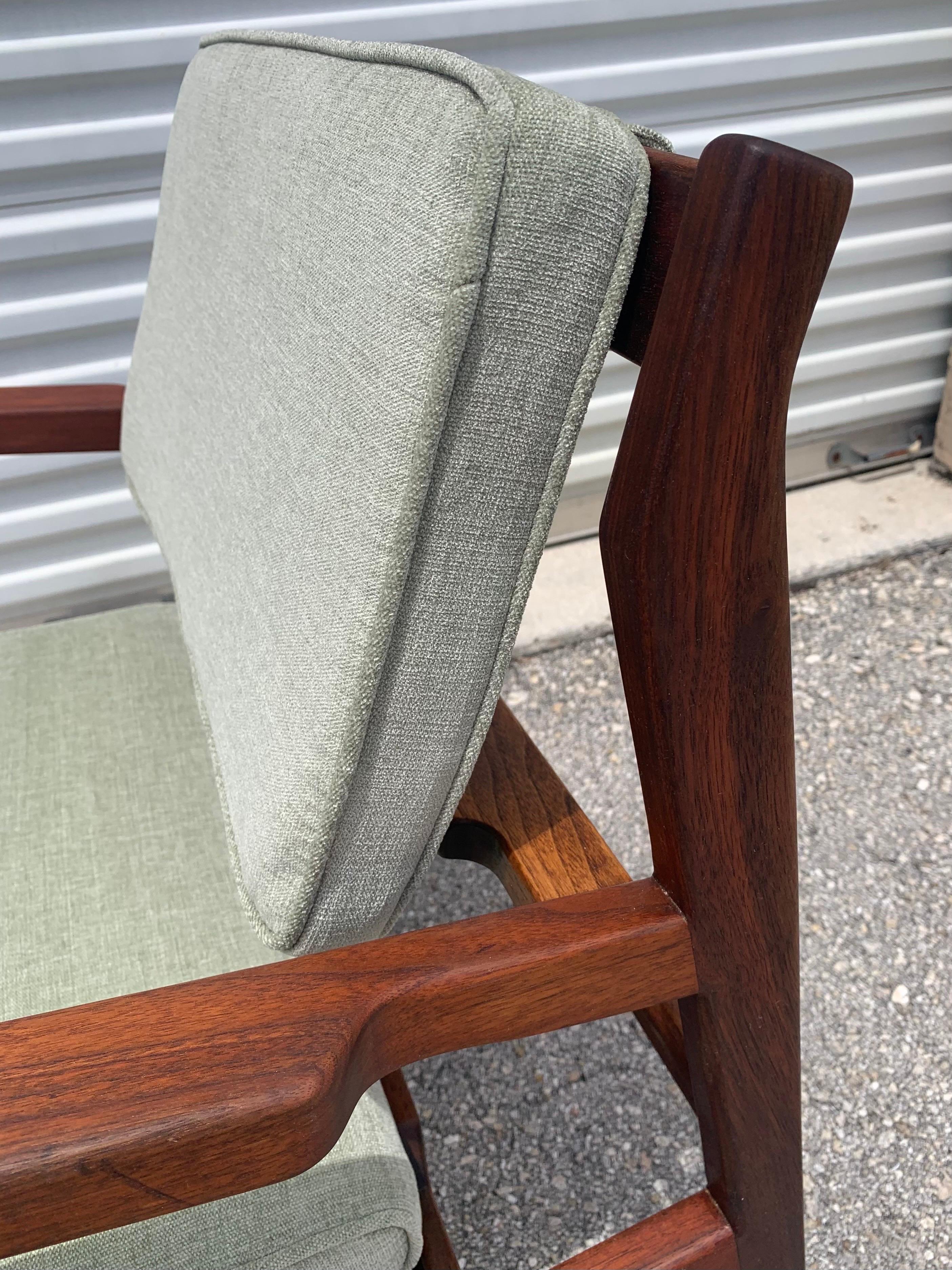 Mid-Century Modern Jens Risom U 460 Lounge Chair in Walnut and Sage Green In Good Condition For Sale In Boynton Beach, FL