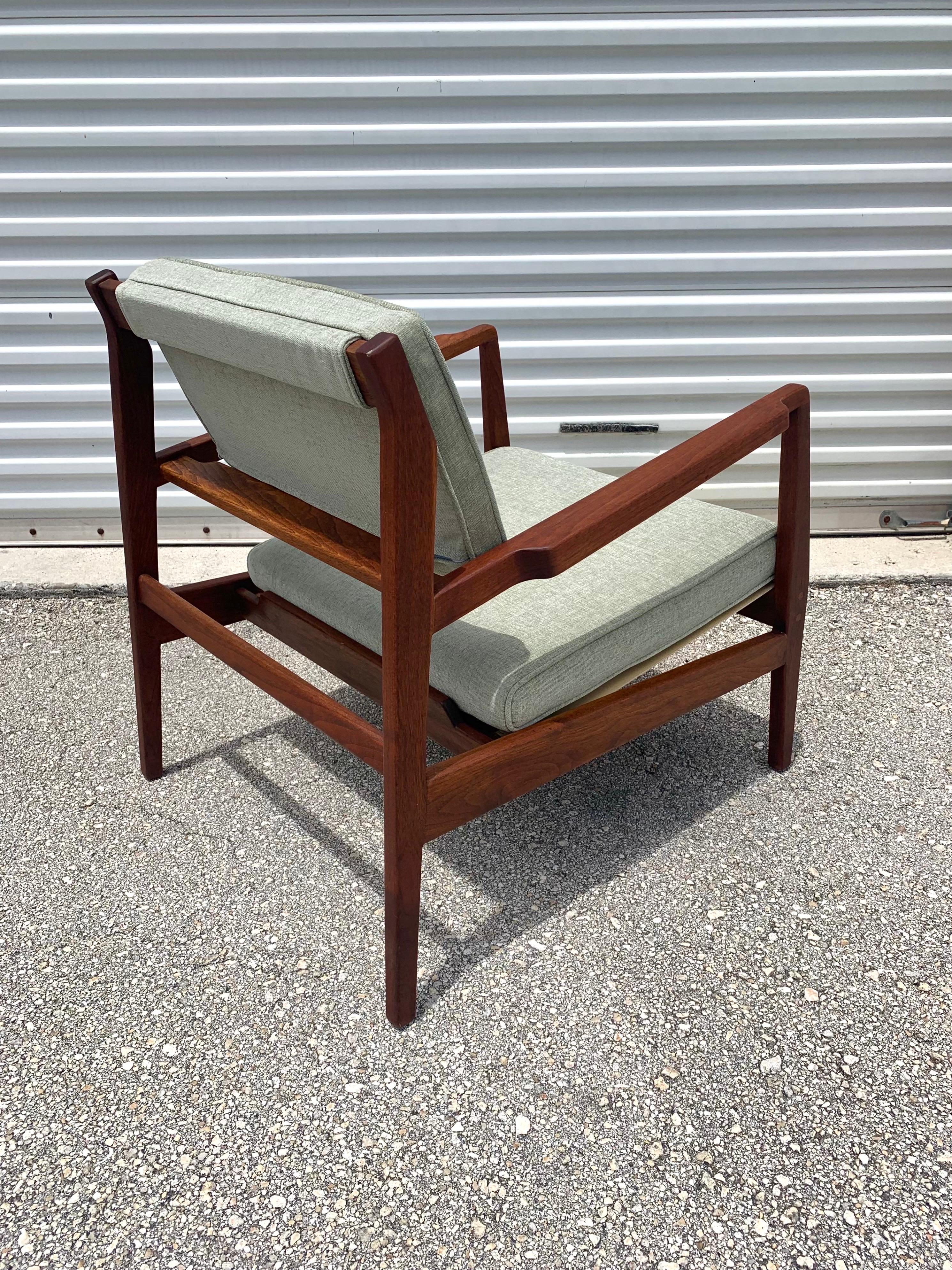 20th Century Mid-Century Modern Jens Risom U 460 Lounge Chair in Walnut and Sage Green For Sale