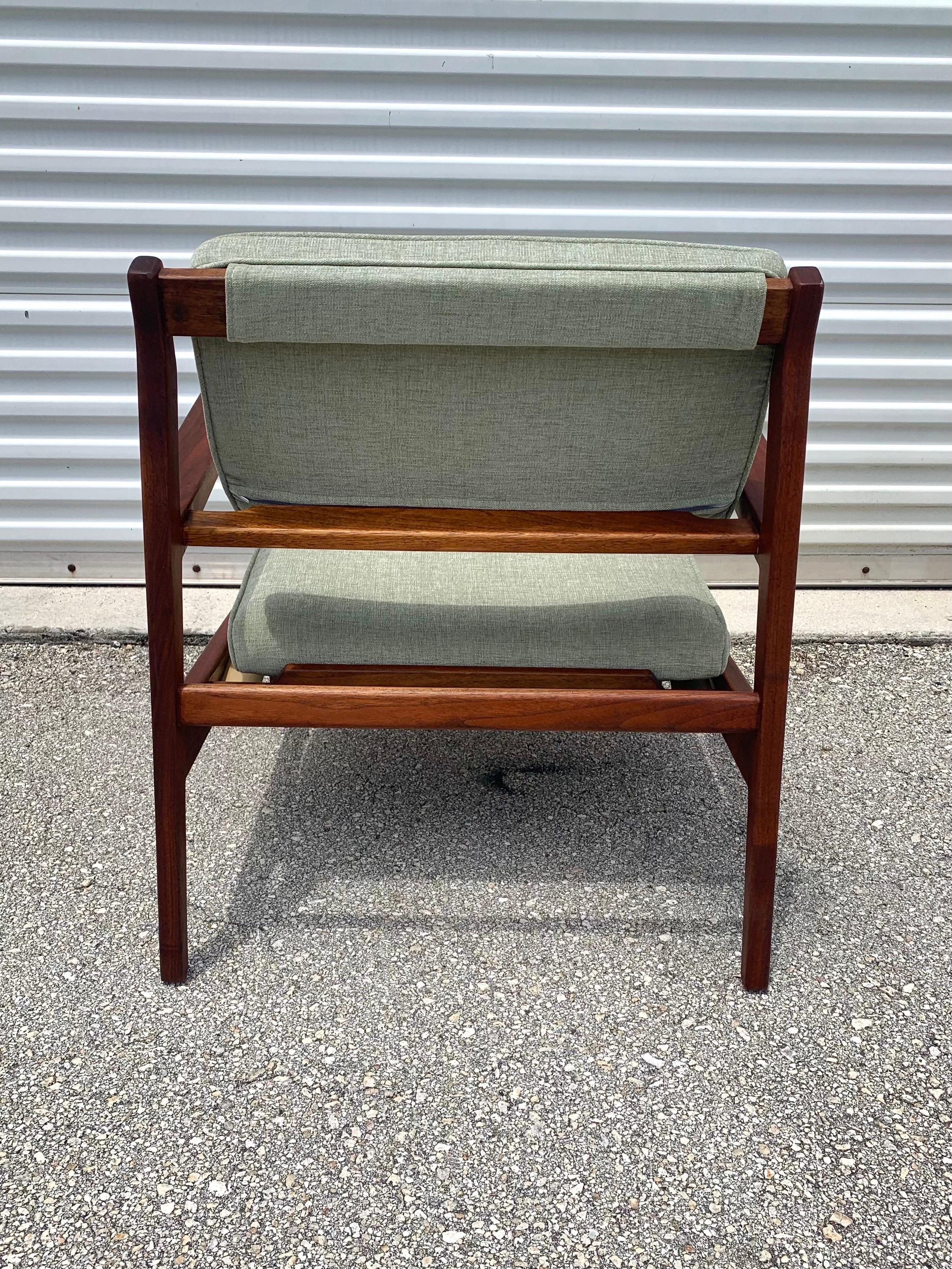 Upholstery Mid-Century Modern Jens Risom U 460 Lounge Chair in Walnut and Sage Green For Sale