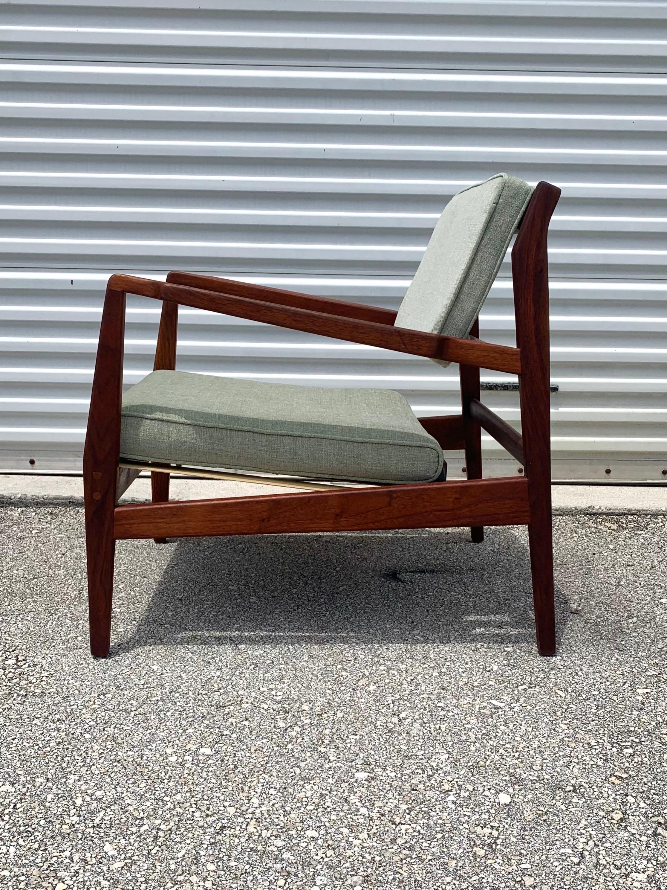 Mid-Century Modern Jens Risom U 460 Lounge Chair in Walnut and Sage Green For Sale 1