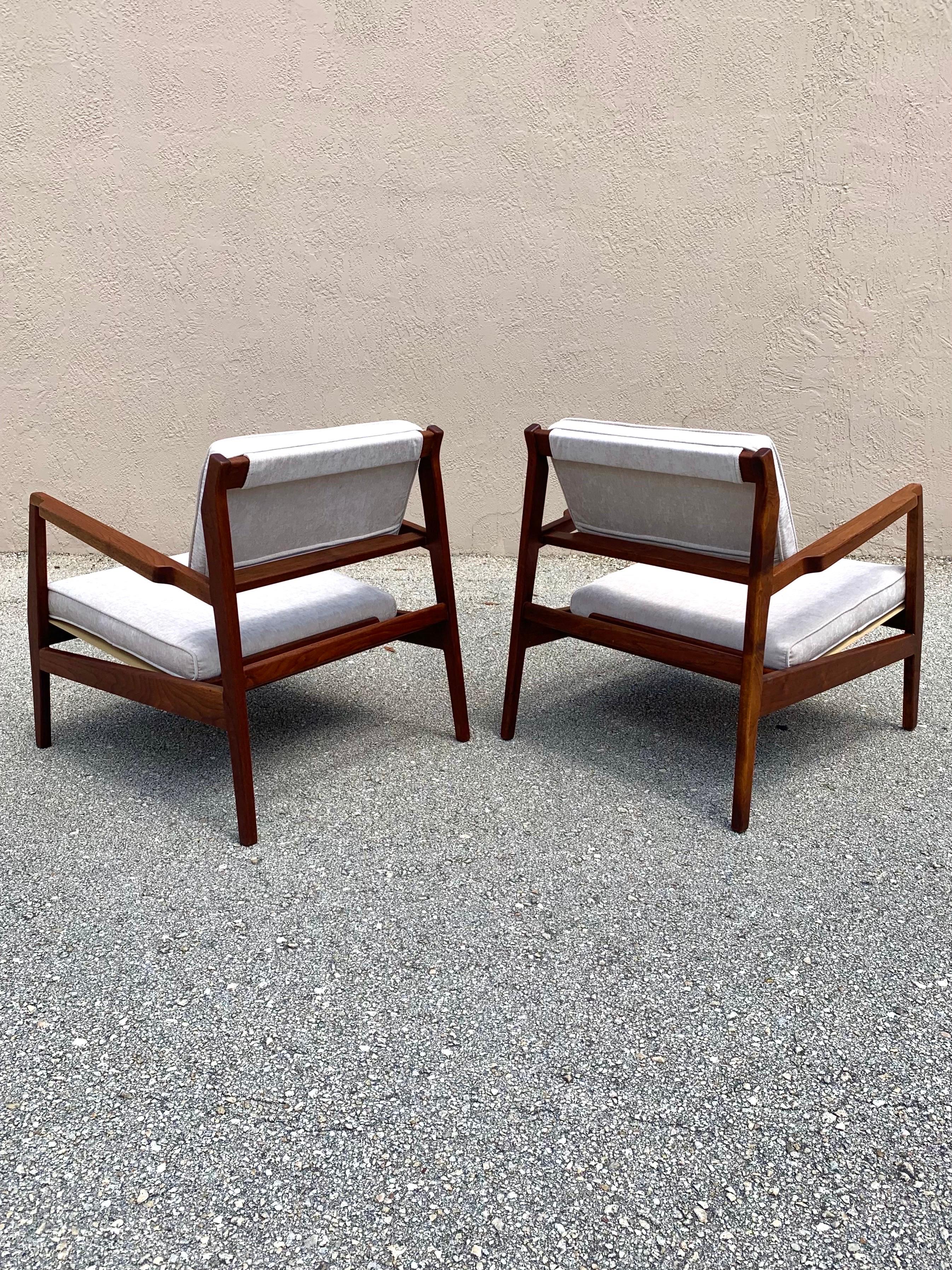 Mid-Century Modern Mid Century Modern Jens Risom U 460 Lounge Chairs in Walnut