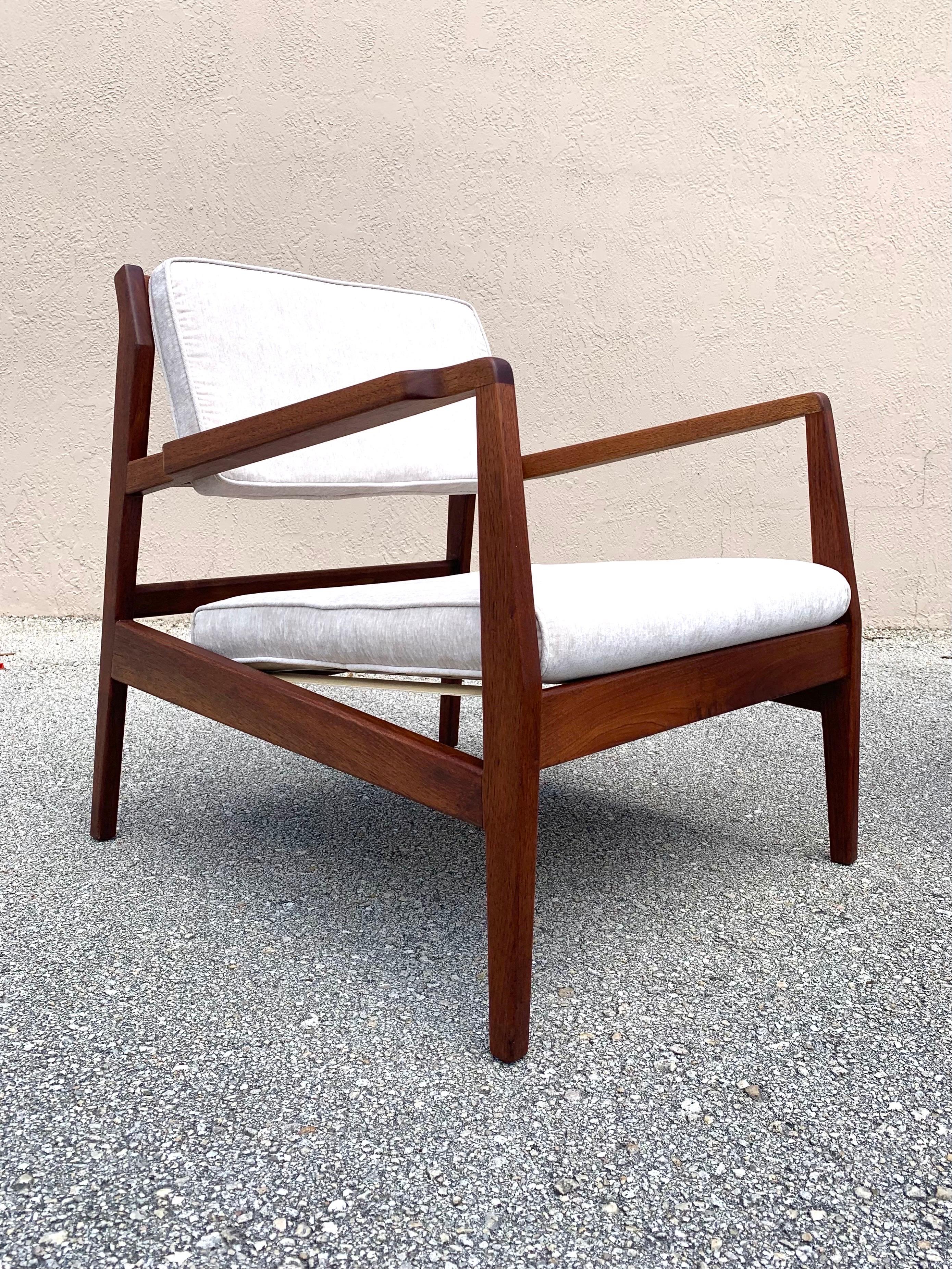 American Mid Century Modern Jens Risom U 460 Lounge Chairs in Walnut