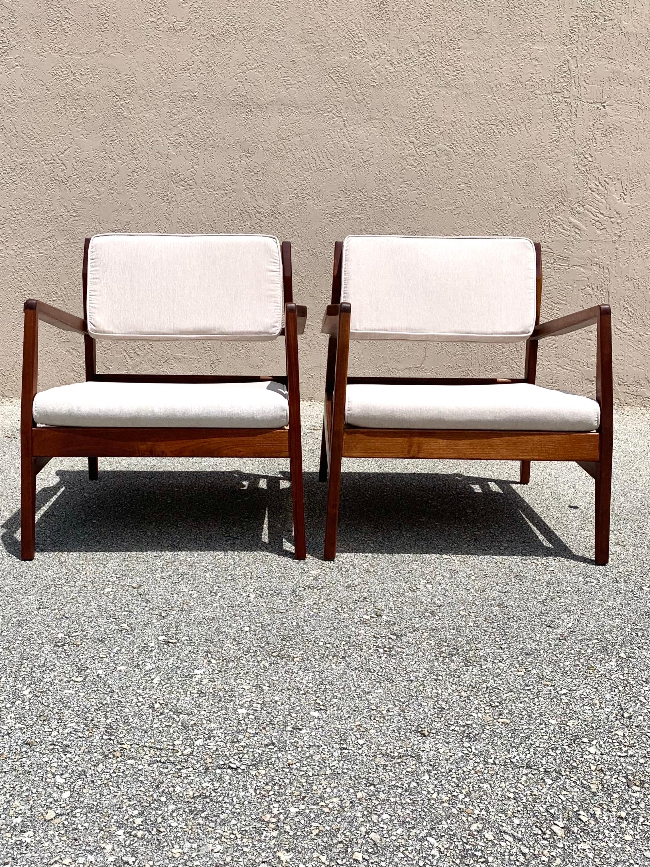 Mid Century Modern Jens Risom U 460 Lounge Chairs in Walnut In Good Condition In Boynton Beach, FL