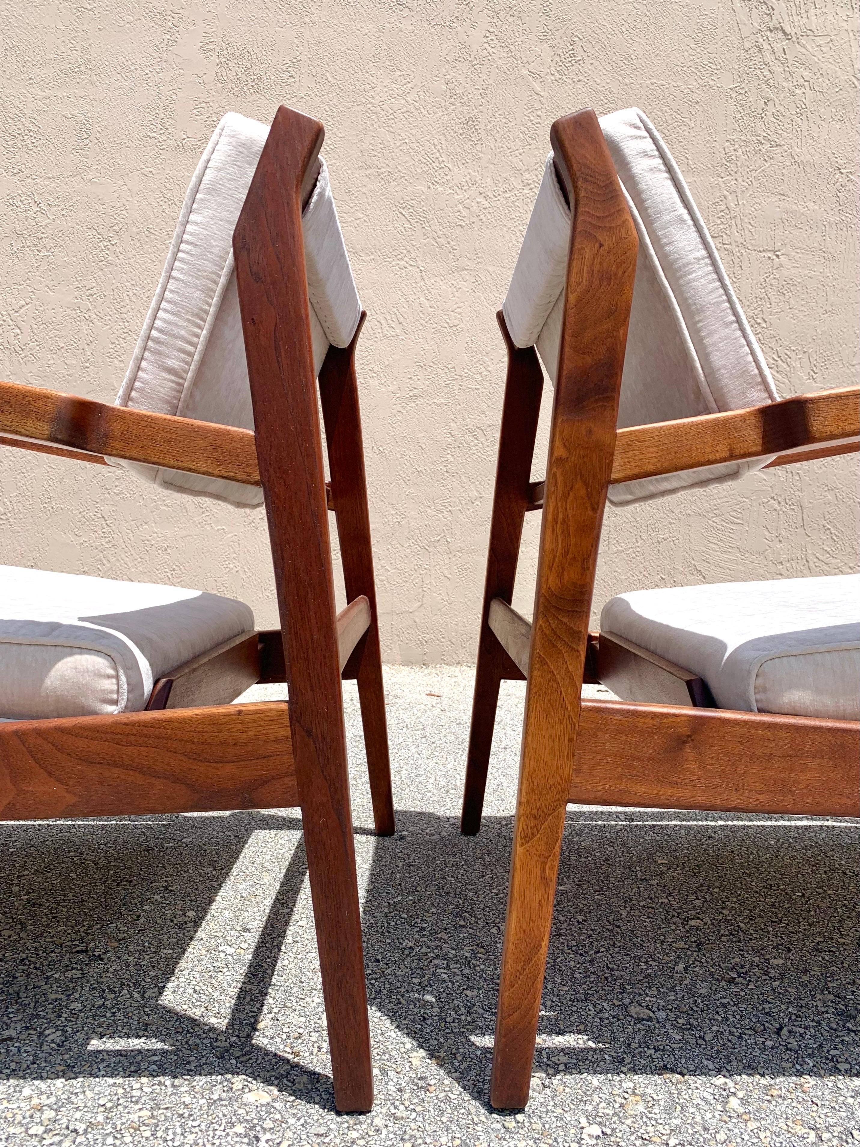 Upholstery Mid Century Modern Jens Risom U 460 Lounge Chairs in Walnut