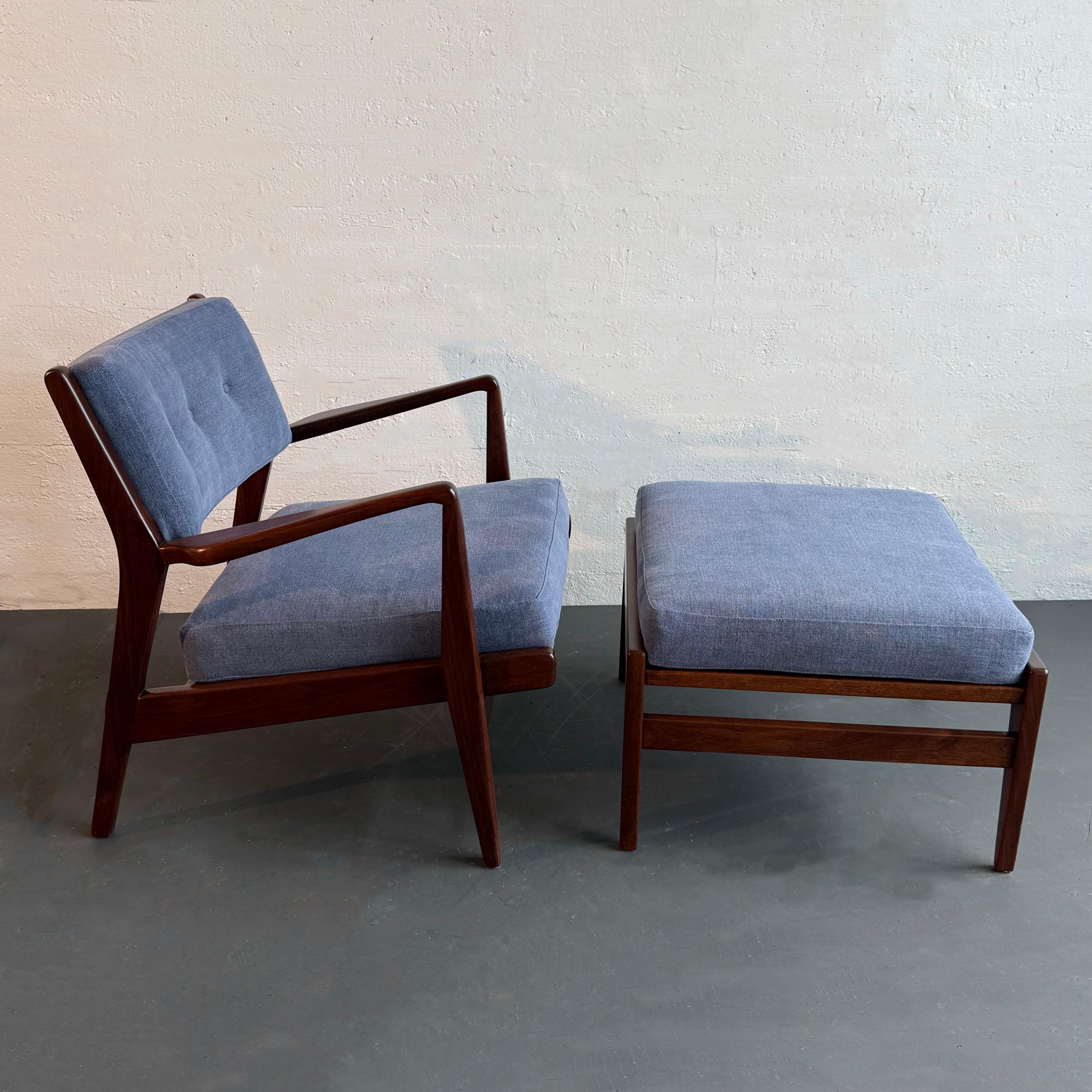 Cette chaise longue emblématique de la modernité du milieu du siècle, modèle U430, et l'ottoman assorti, modèle 730, ont tous deux été conçus par le designer danois de renommée internationale Jens Risom pour Jens Risom Design dans les années 1950.
