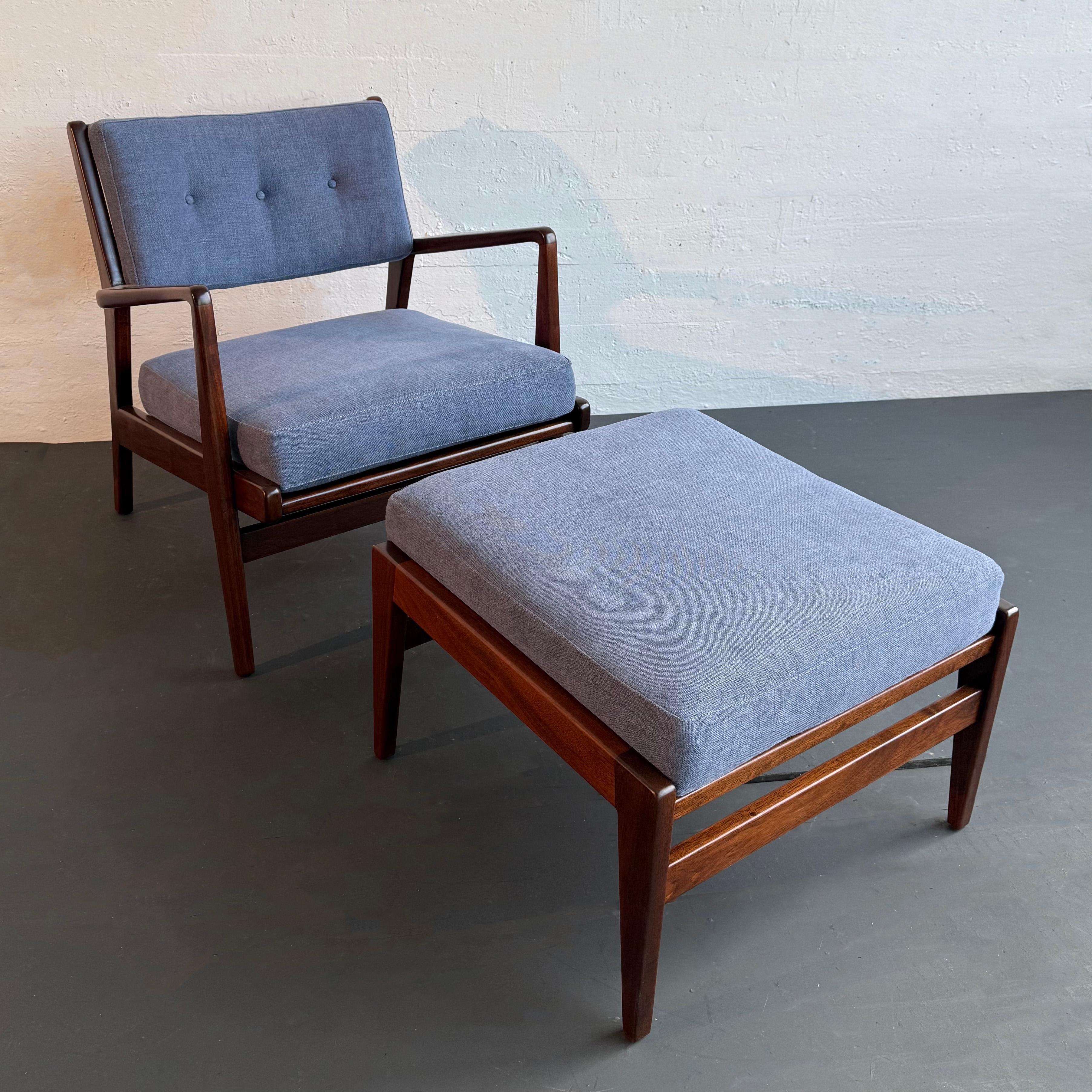 Mid-Century Modern The Moderns Modern Jens Risom U430 Chaise longue en noyer avec ottoman en vente