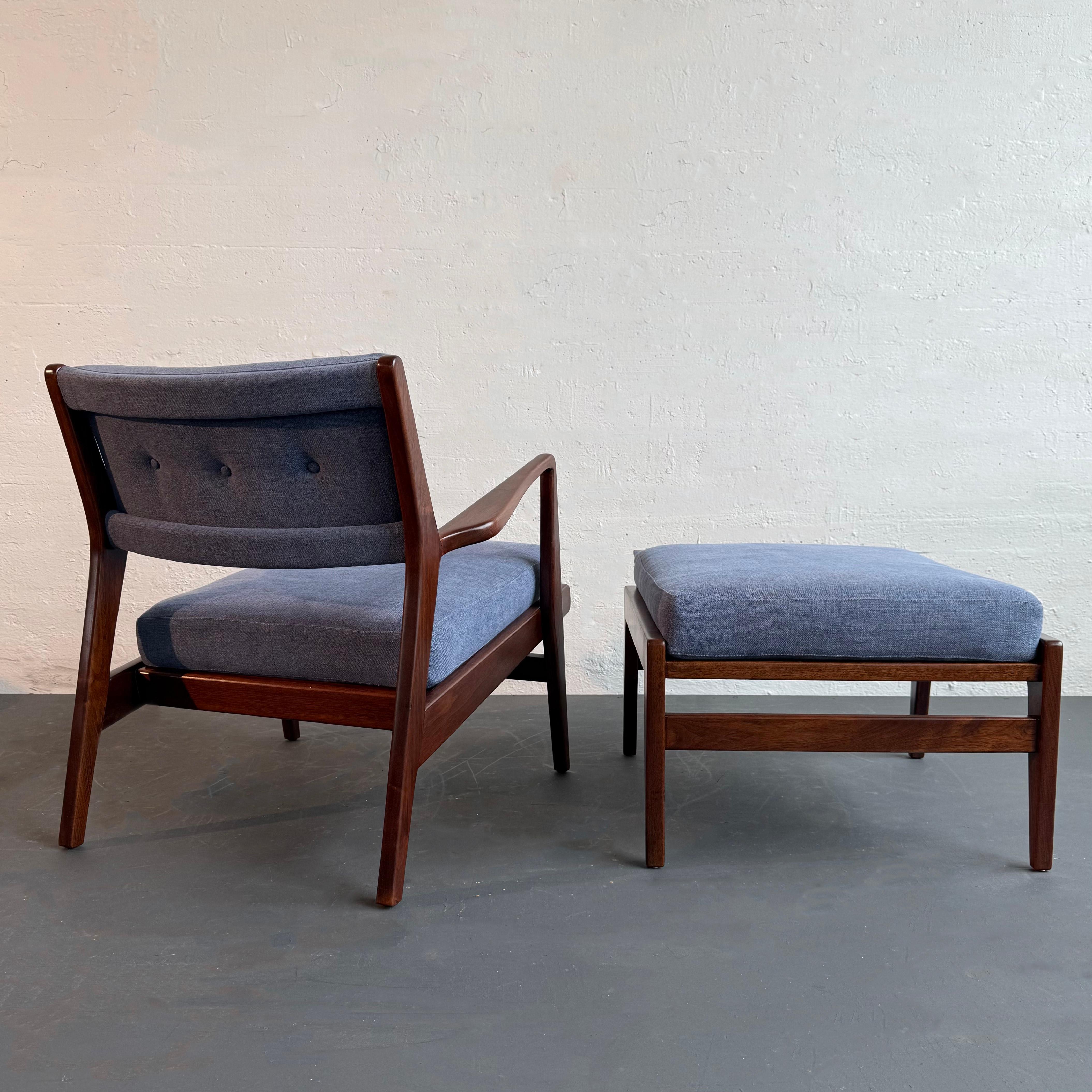 The Moderns Modern Jens Risom U430 Chaise longue en noyer avec ottoman Bon état - En vente à Brooklyn, NY