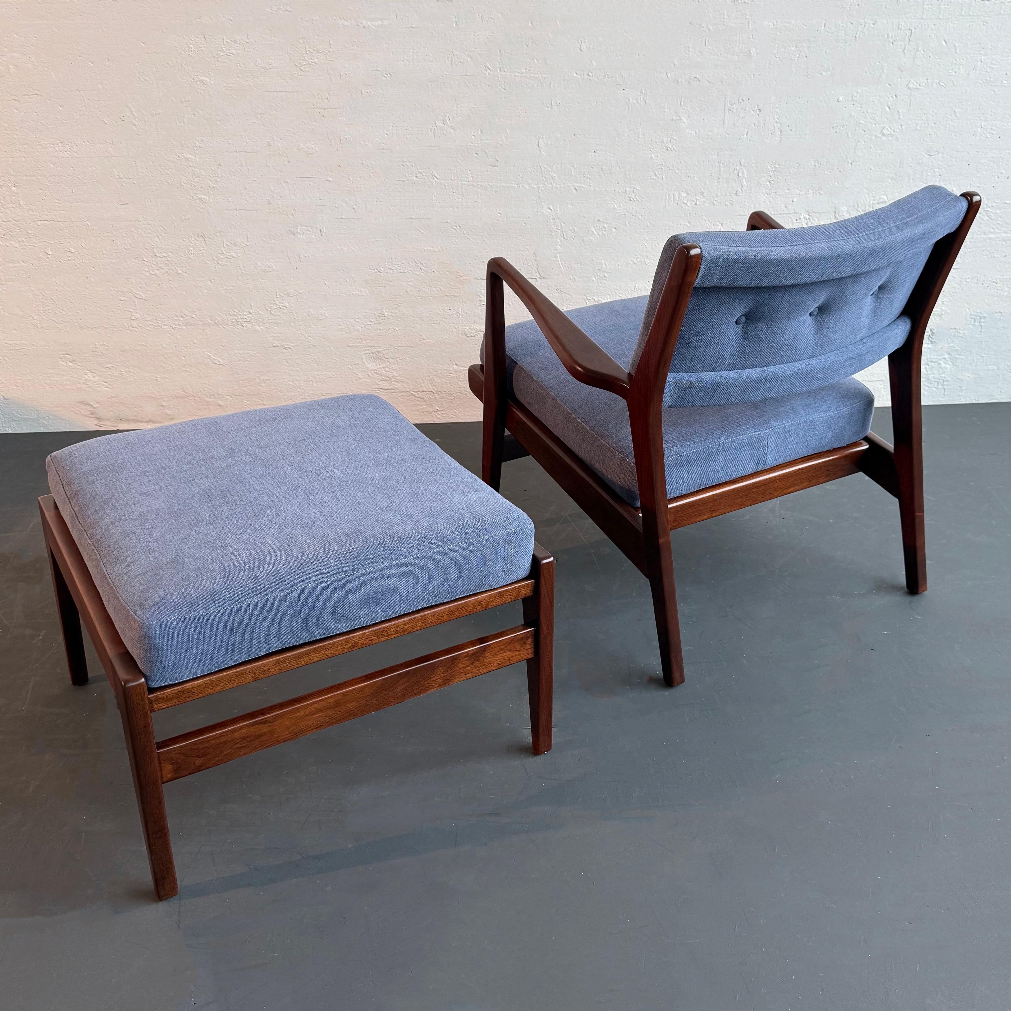 20ième siècle The Moderns Modern Jens Risom U430 Chaise longue en noyer avec ottoman en vente