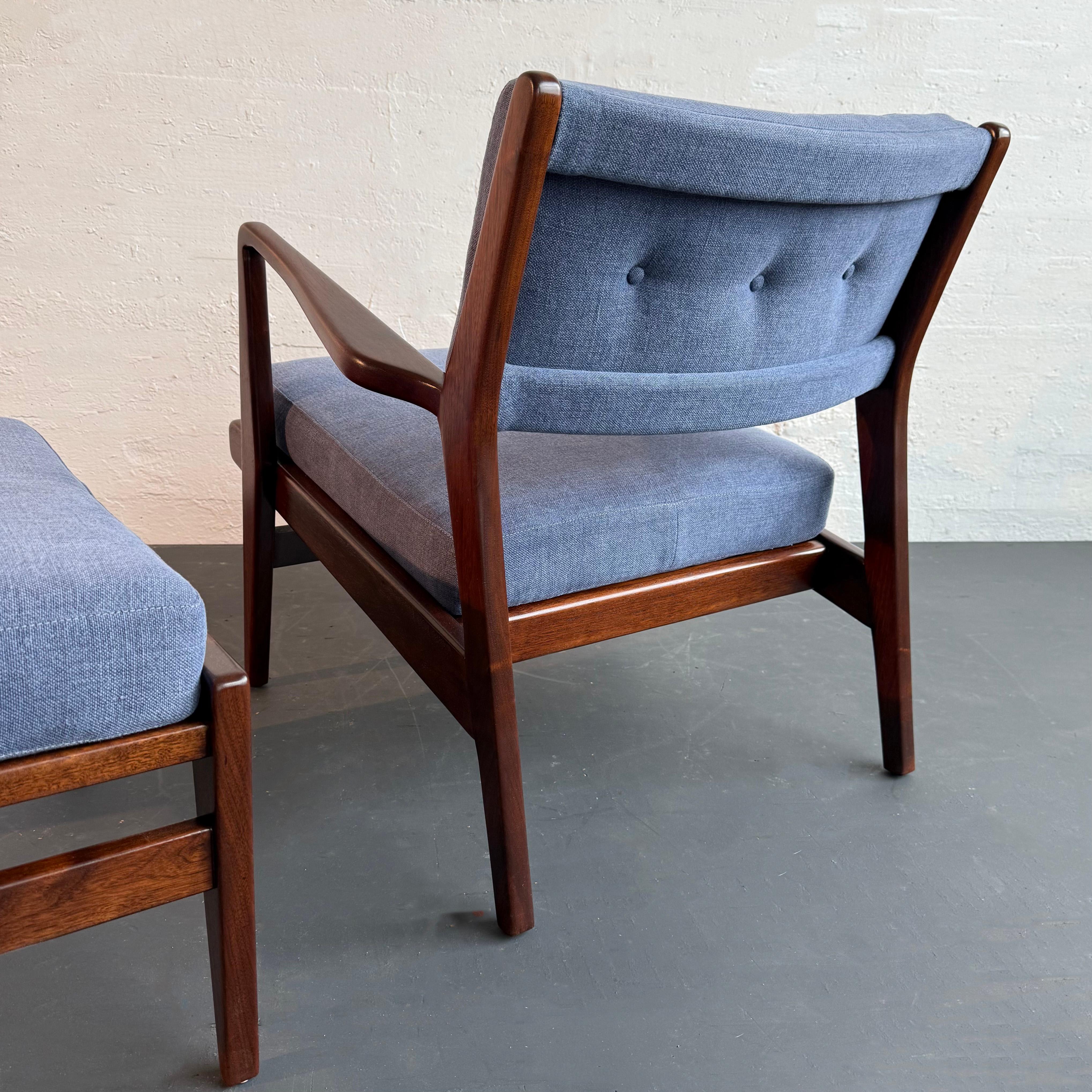 Chenille The Moderns Modern Jens Risom U430 Chaise longue en noyer avec ottoman en vente