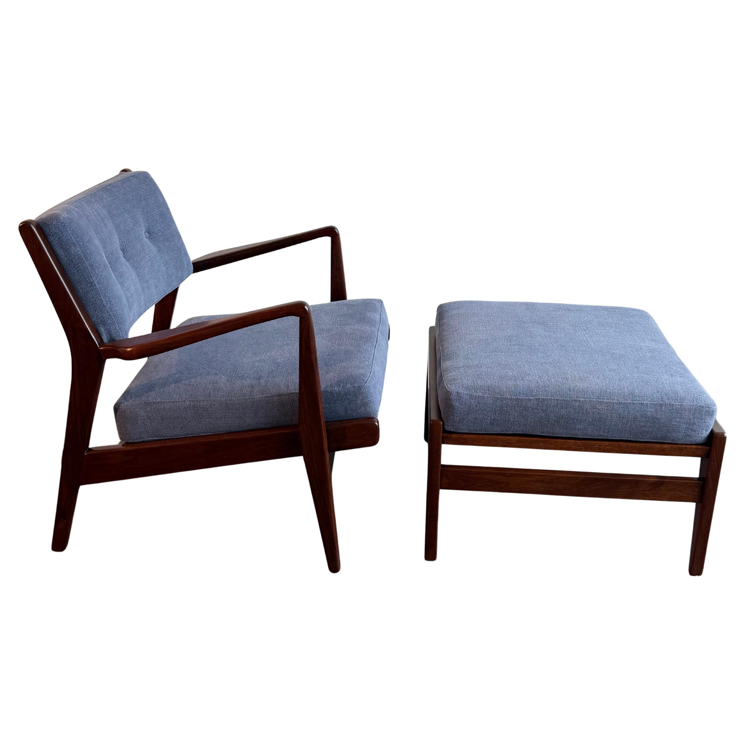 Sedia da salotto in noce con ottomana Jens Risom U430, moderna, di metà secolo