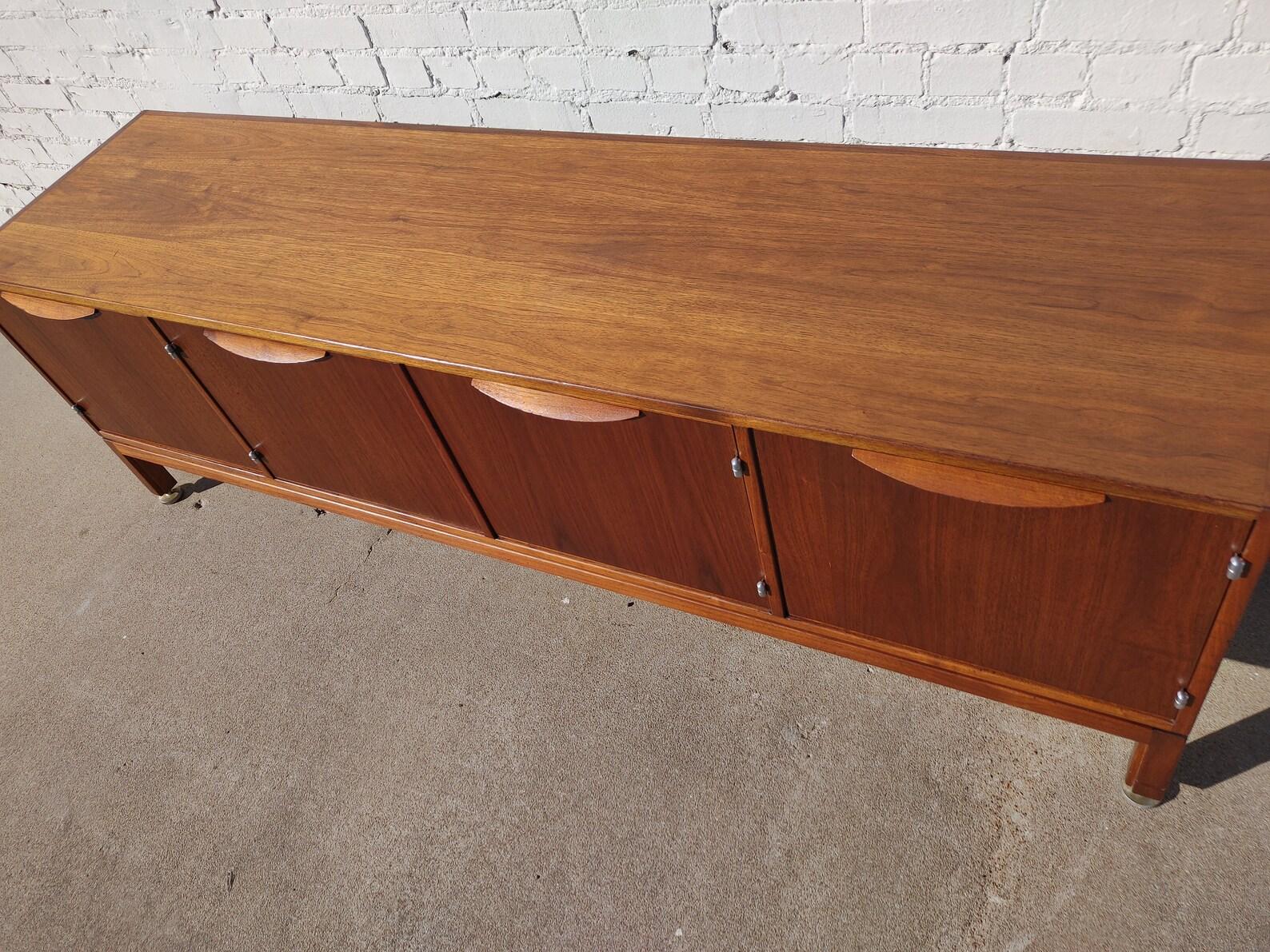 Mid Century Modern Jens Risom Walnut Credenza

Above average vintage condition and structurally sound. Has some expected slight finish wear and scratching. Edges and pulls have some dings/dents. Outdoor listing pictures might appear slightly darker