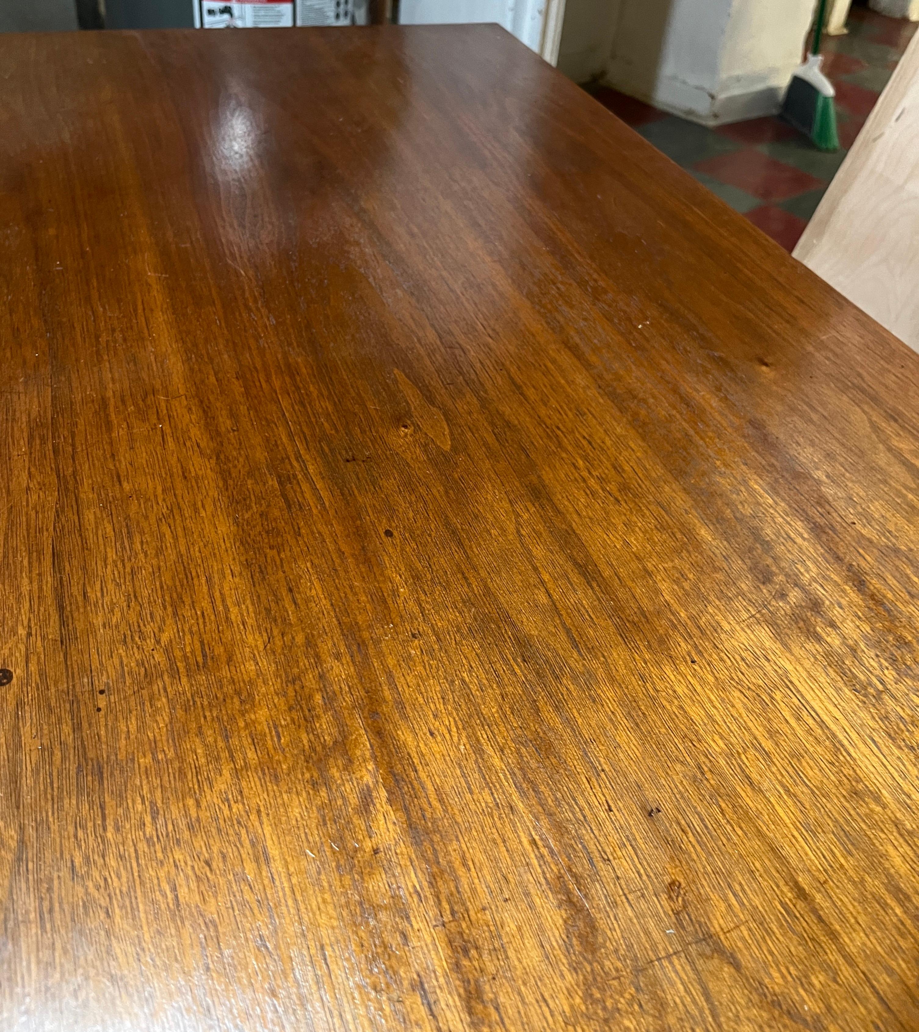 Progettato negli anni '60 dal famoso designer Jens Risom, questo comò vintage presenta cassetti graduati con maniglie scolpite uniche e uno scrittoio estraibile (nascosto). Le finiture in metallo argentato e lo spazio per riporre gli oggetti rendono