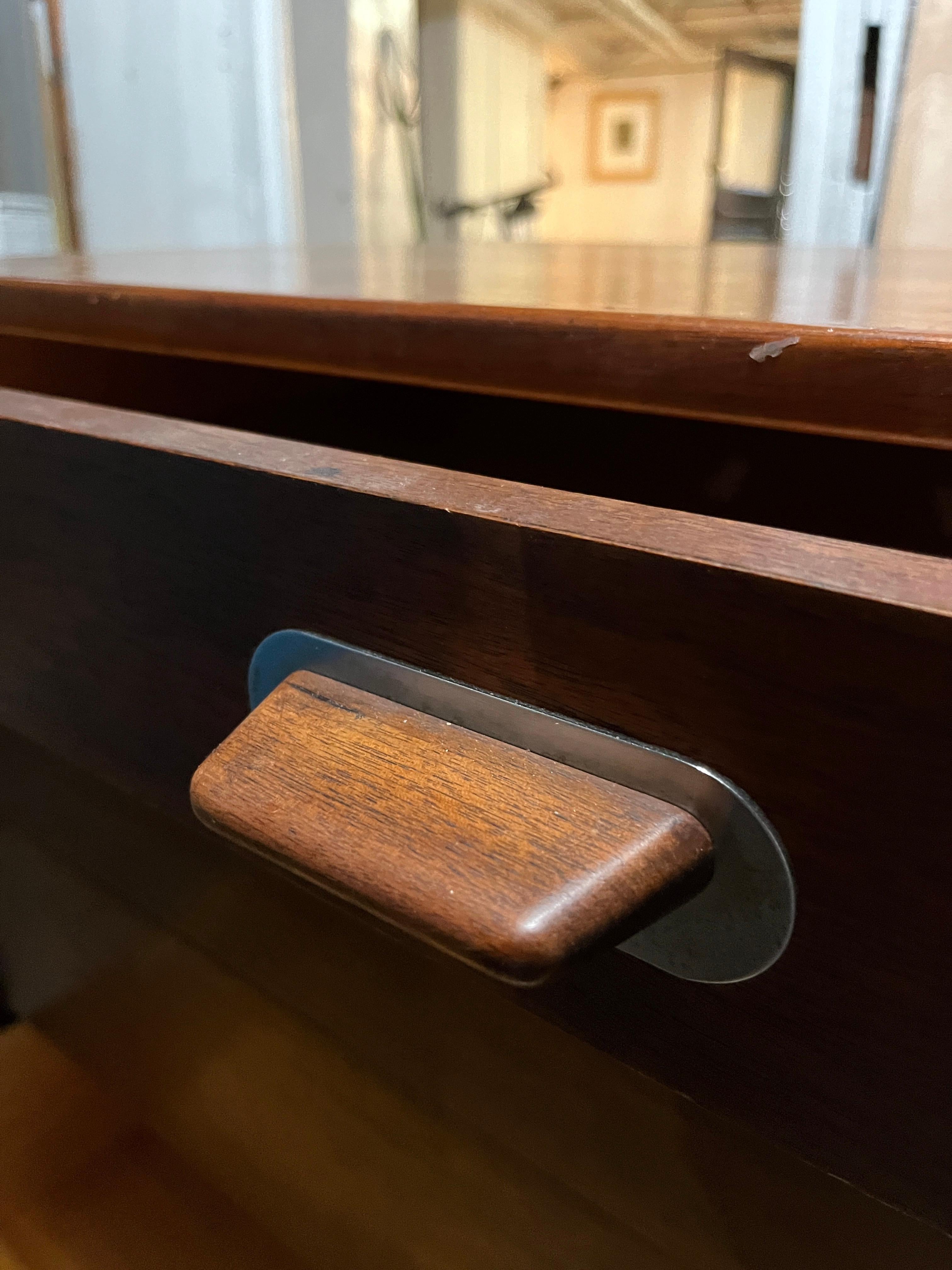 Mid-Century moderno Cassettiera in noce e argento Jens Risom, scrivania di metà secolo moderno in vendita