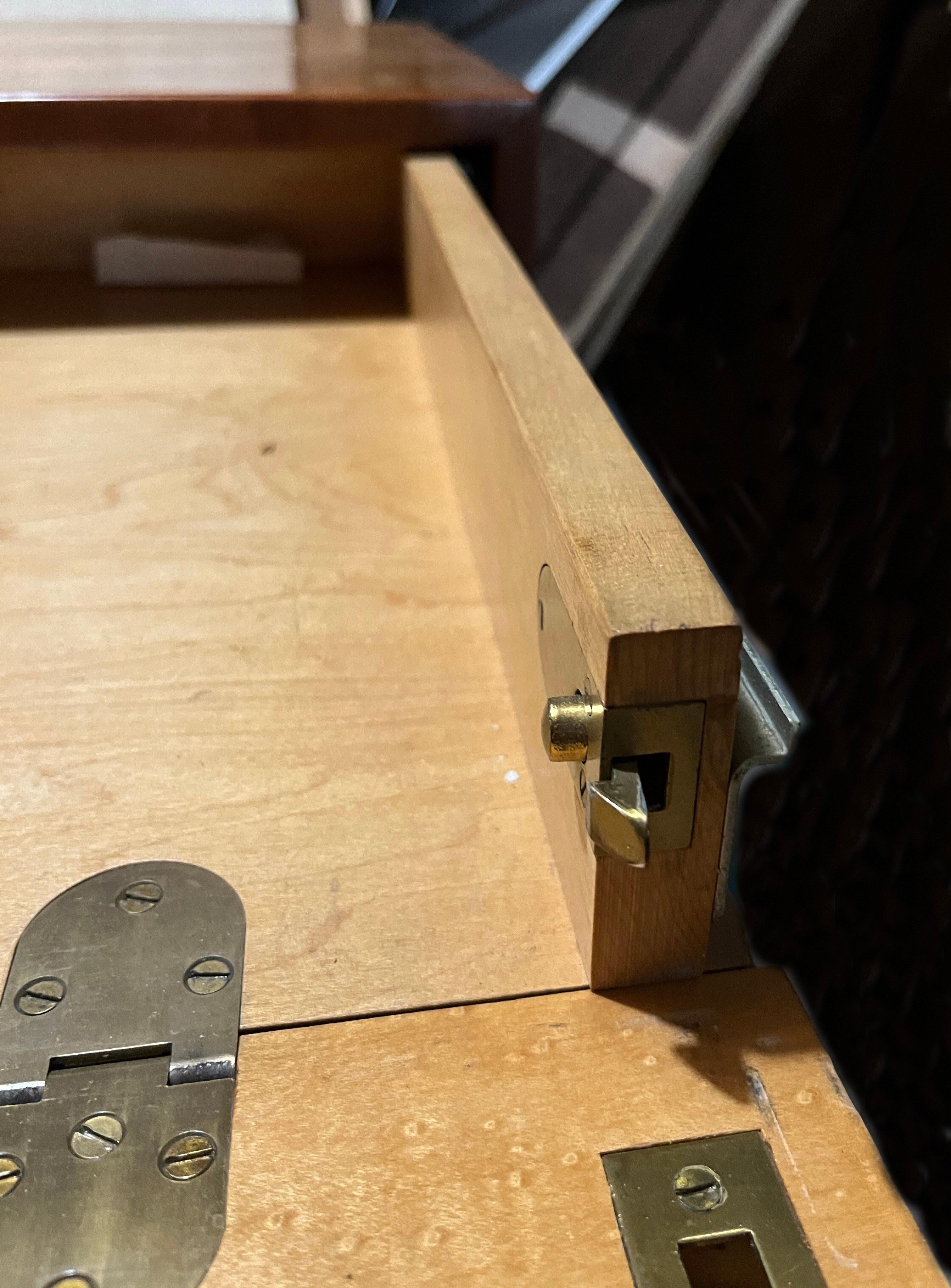 Fatto a mano Cassettiera in noce e argento Jens Risom, scrivania di metà secolo moderno in vendita