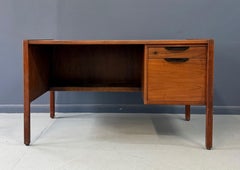 Moderner Jens Risom Nussbaum-Schreibtisch aus der Jahrhundertmitte