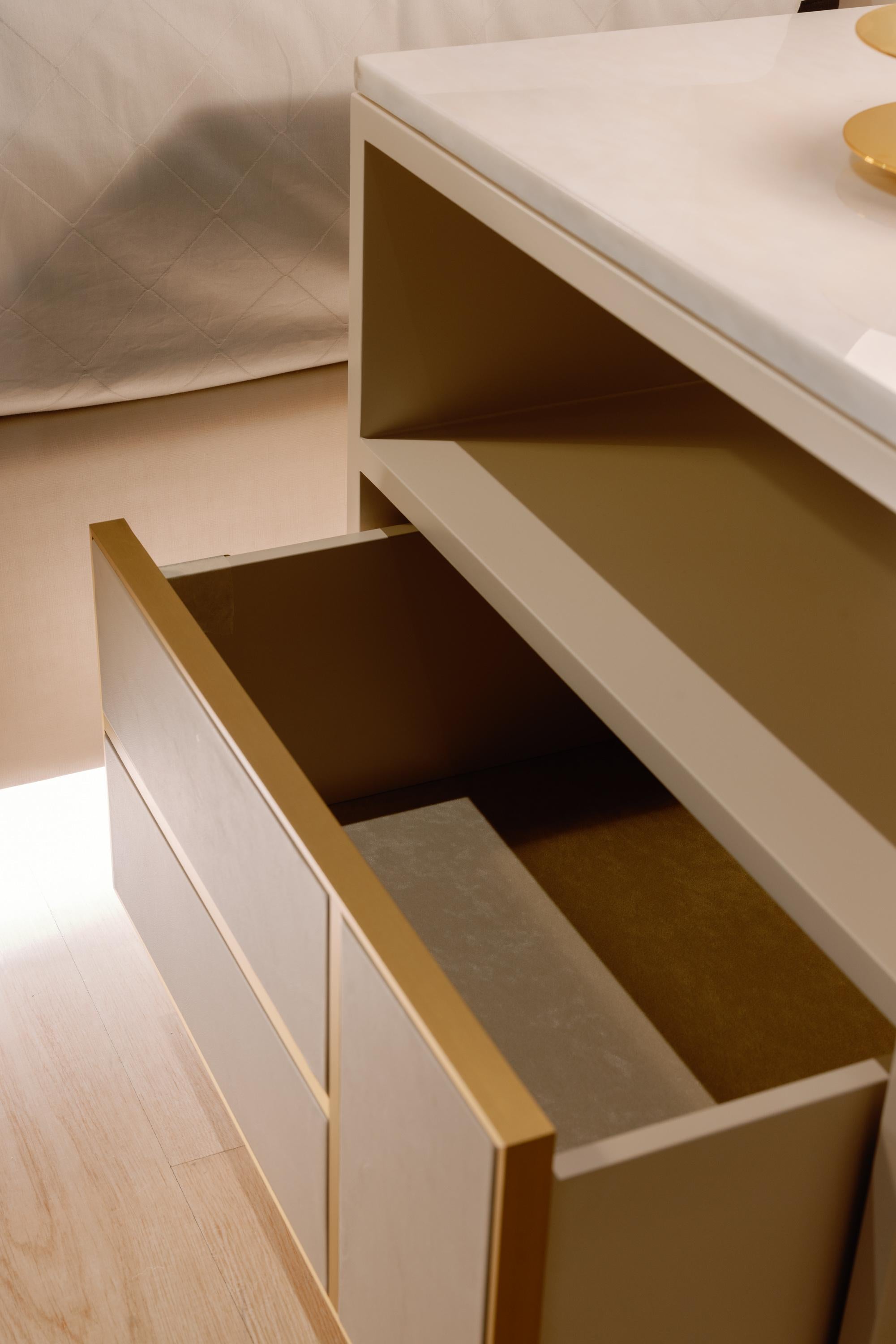 XXIe siècle et contemporain Modernité du milieu du siècle Jensen Ensemble 2 tables de nuit Tables de chevet, marbre, Greenapple en vente