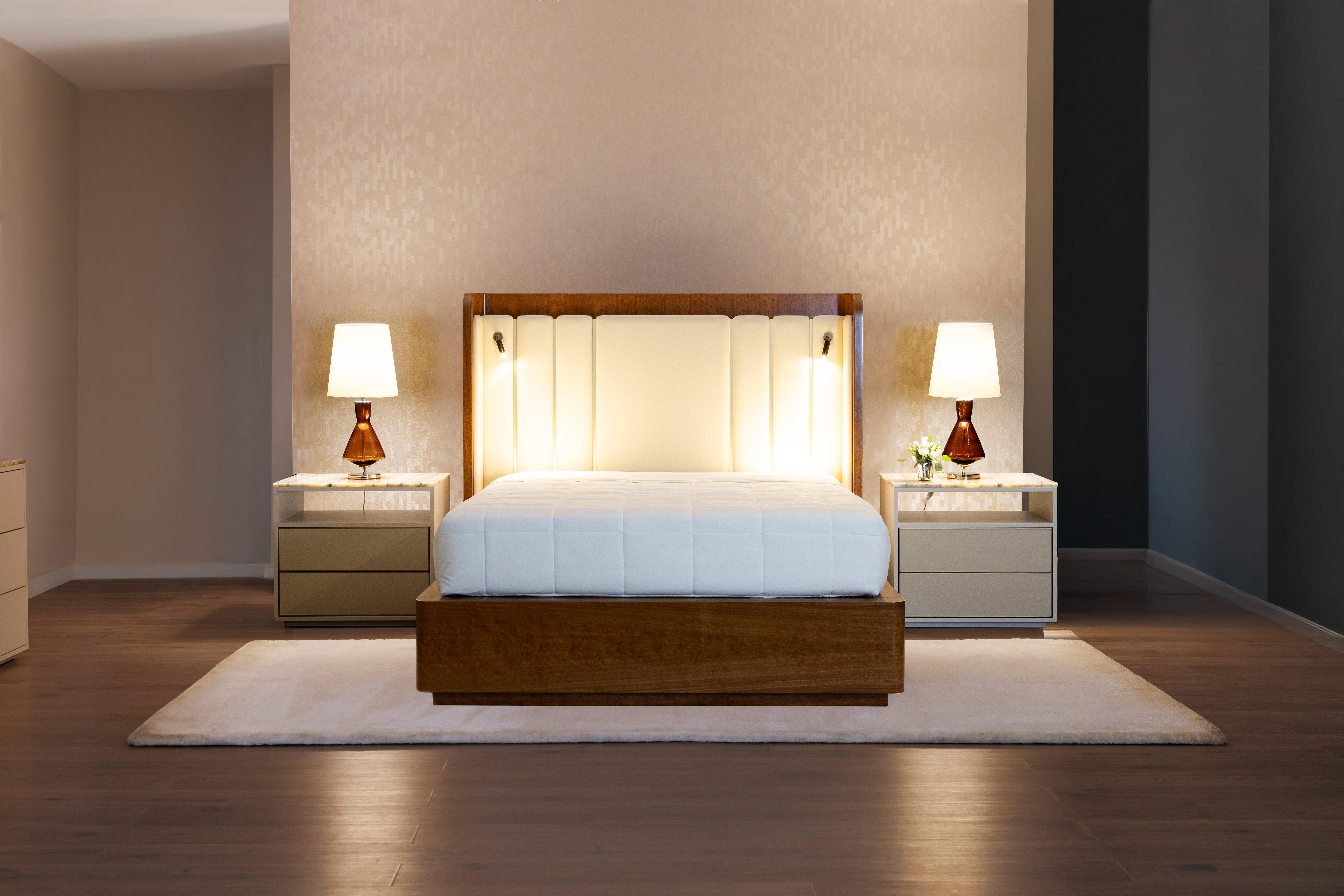 Mid-Century Modern Jensen Set of 2 Bedside Tables, Contemporary Collection, Handcrafted in Portugal - Europe by Greenapple.

Les tables de chevet Jensen sont l'expression raffinée d'un design intemporel et d'une esthétique moderne. Conçue comme une