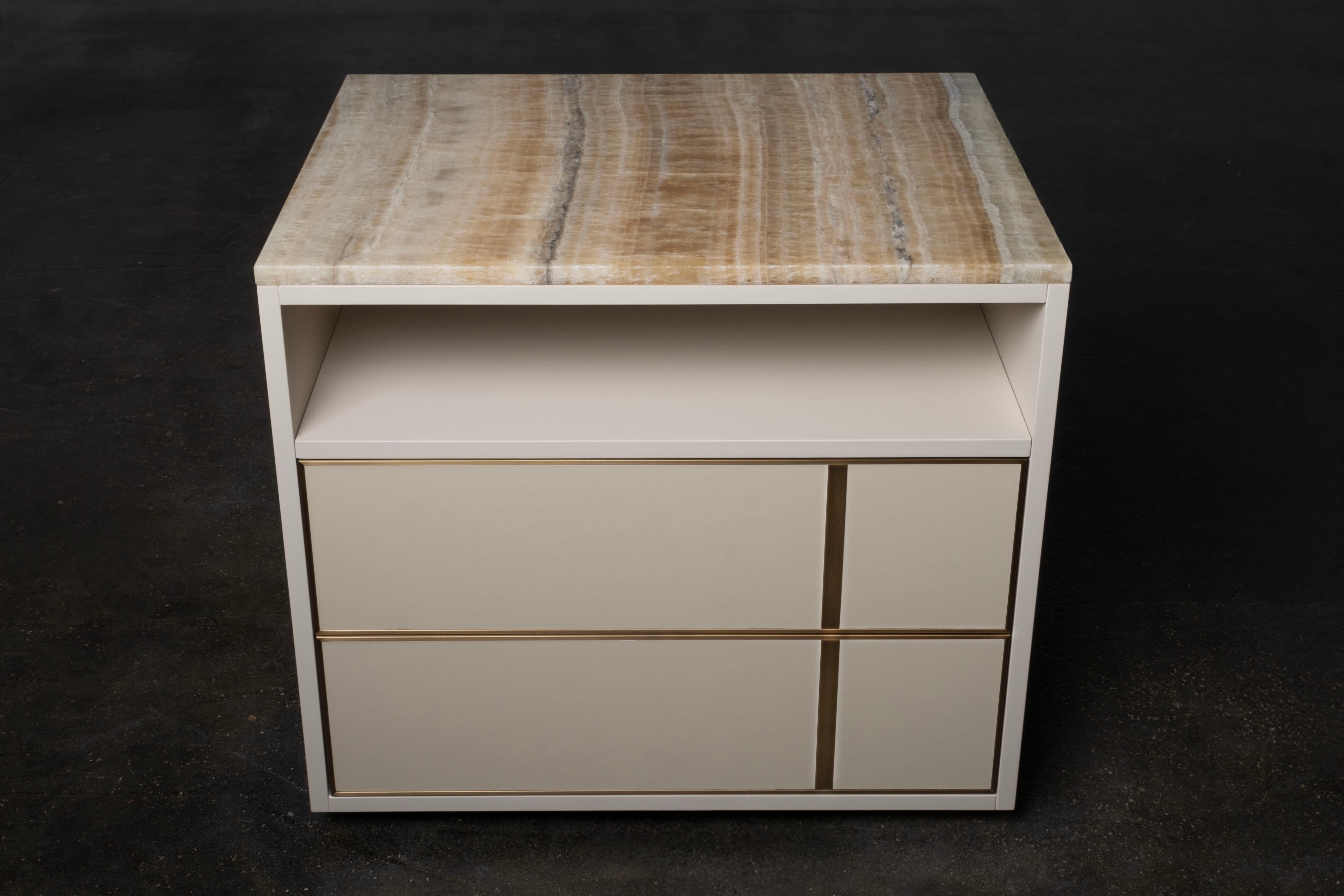 XXIe siècle et contemporain Modernité du milieu du siècle Jensen Ensemble 2 tables de nuit Tables de chevet, Onyx, Greenapple en vente