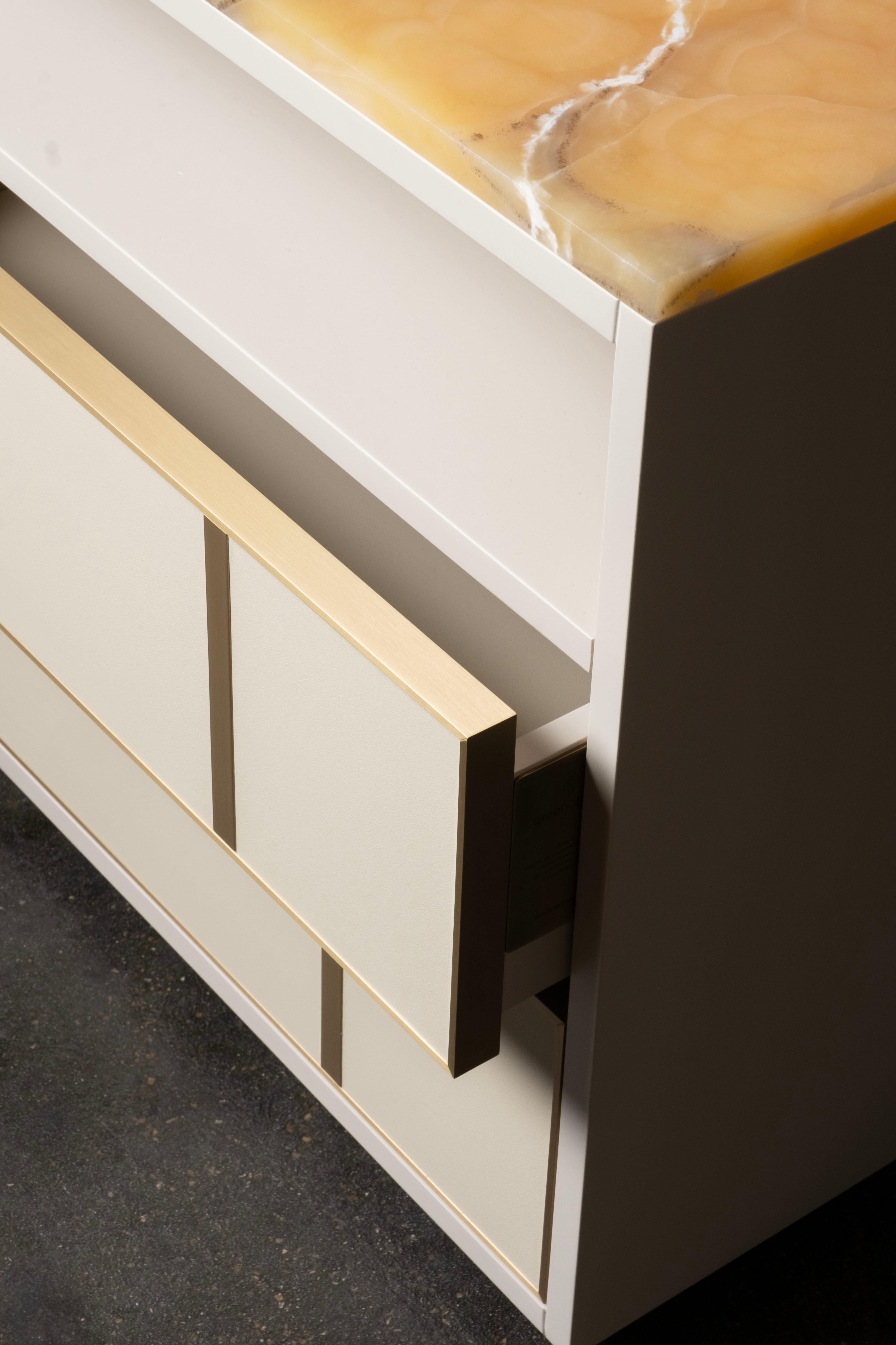 Laiton Modernité du milieu du siècle Jensen Ensemble 2 tables de nuit Tables de chevet, Onyx, Greenapple en vente