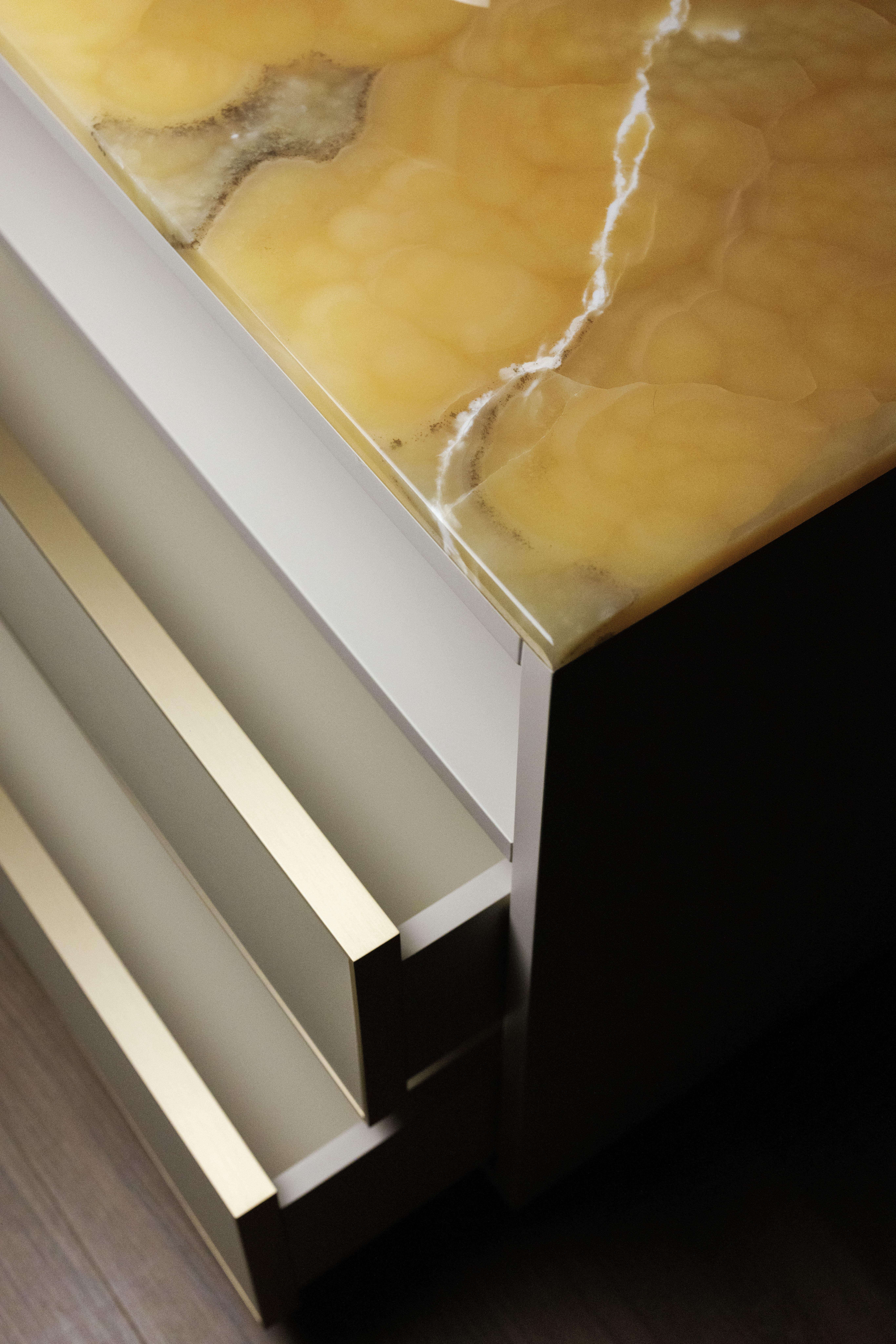 Laiton Modernité du milieu du siècle Jensen Ensemble 2 tables de nuit Tables de chevet, Onyx, Greenapple en vente