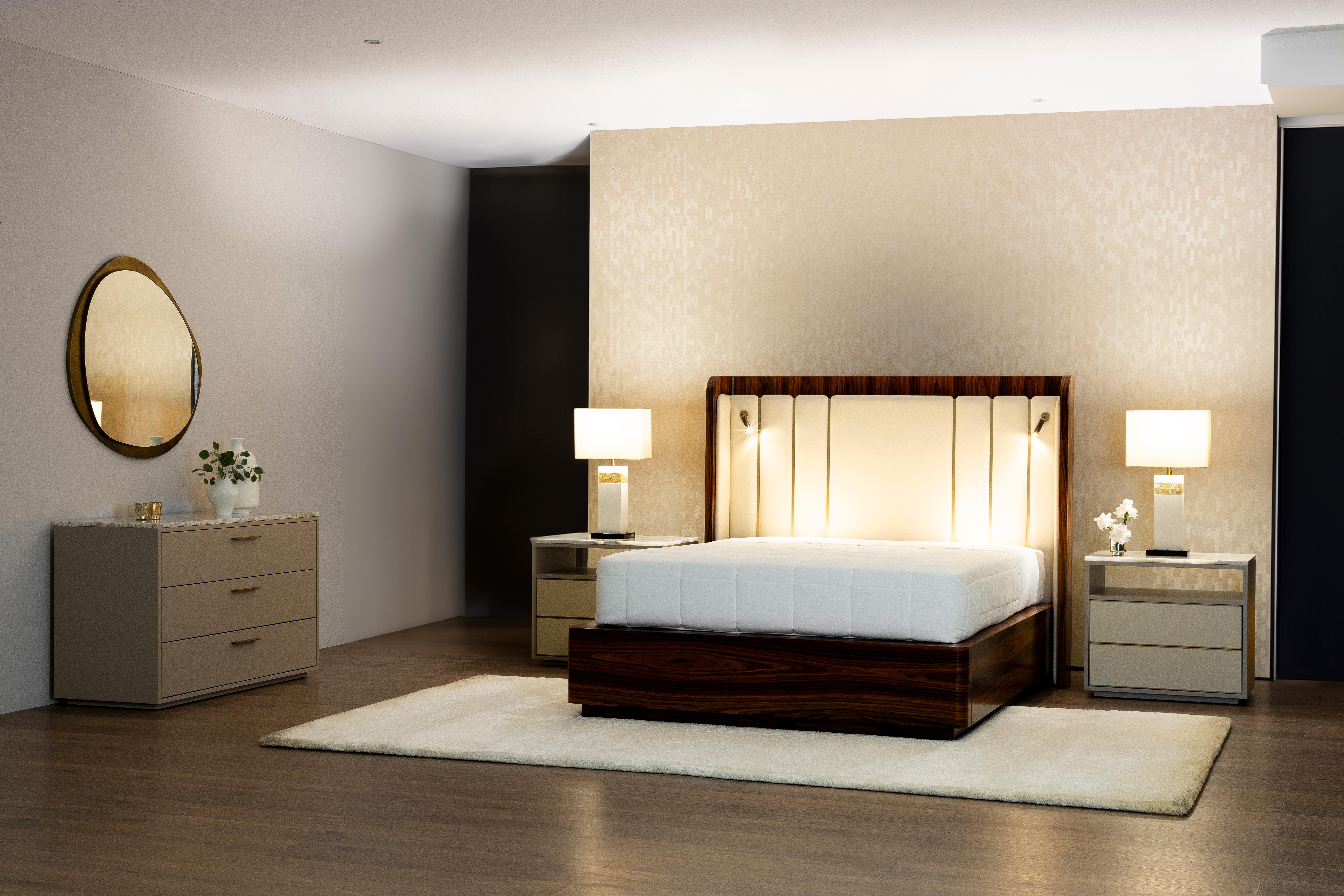 Mid-Century Modern Jensen Set of 2 Bedside Tables, Contemporary Collection, Handcrafted in Portugal - Europe by Greenapple.

Les tables de chevet Jensen sont l'expression raffinée d'un design intemporel et d'une esthétique moderne. Conçue comme une