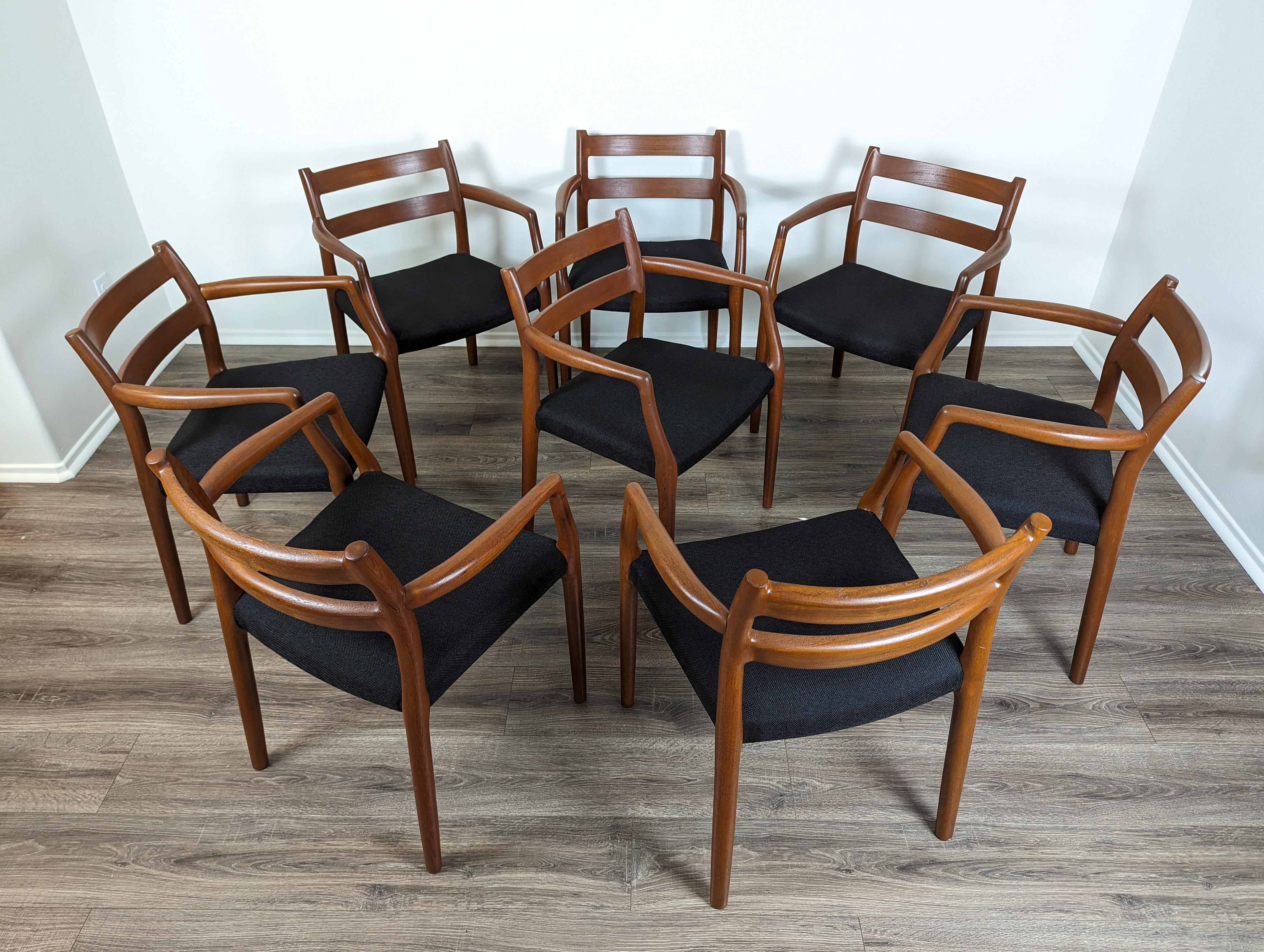 Der Inbegriff dänischen Designs - die authentischen Model 67 Moller Chairs aus Dänemark. Tauchen Sie mit diesen sorgfältig gefertigten Teakholzstühlen in die Welt der modernen Mitte des Jahrhunderts ein. Diese vom legendären Niels Otto Møller