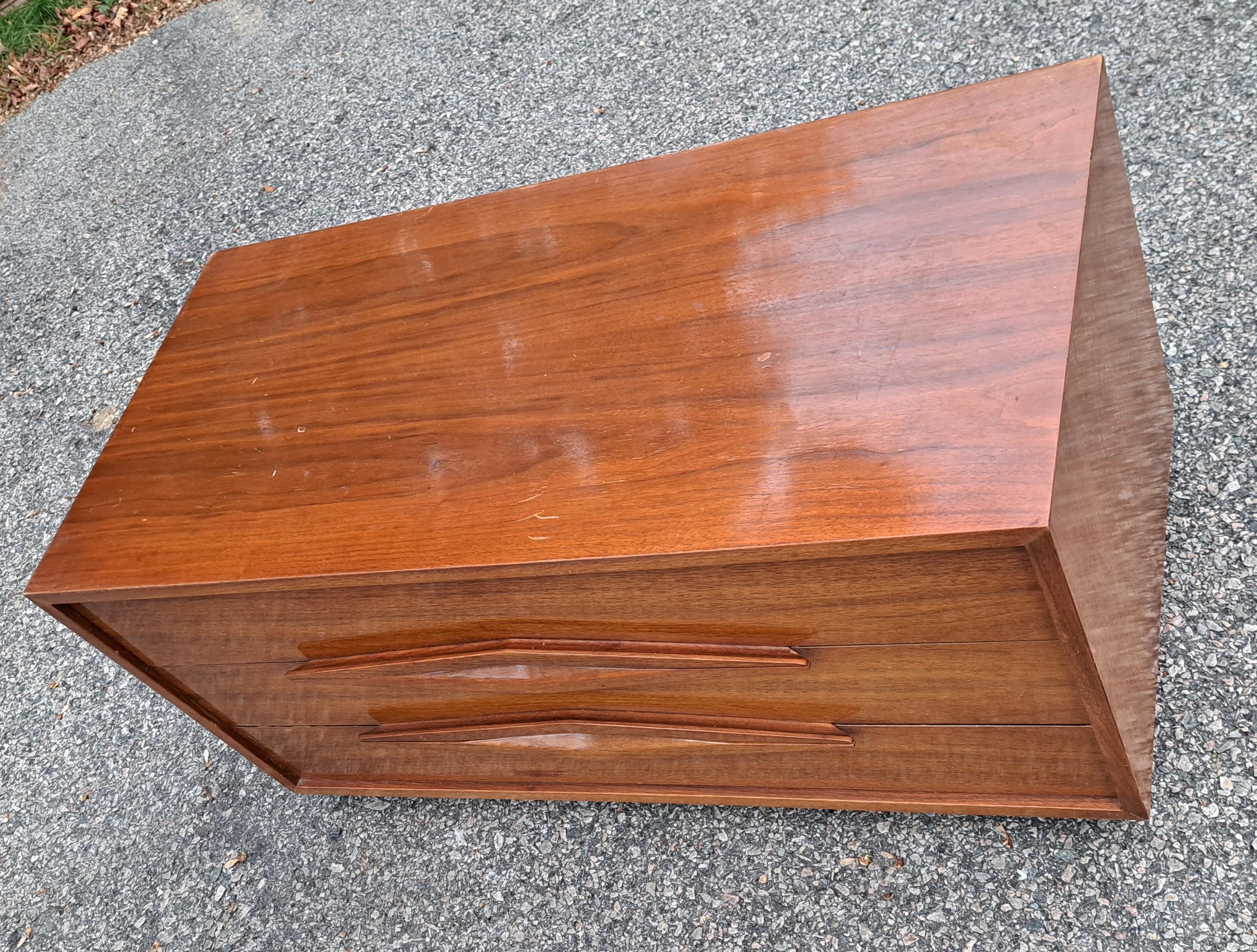 Mid-Century Modern John Cameron Three Drawer Lowboy Chest of Drawers In Good Condition For Sale In Weymouth, MA