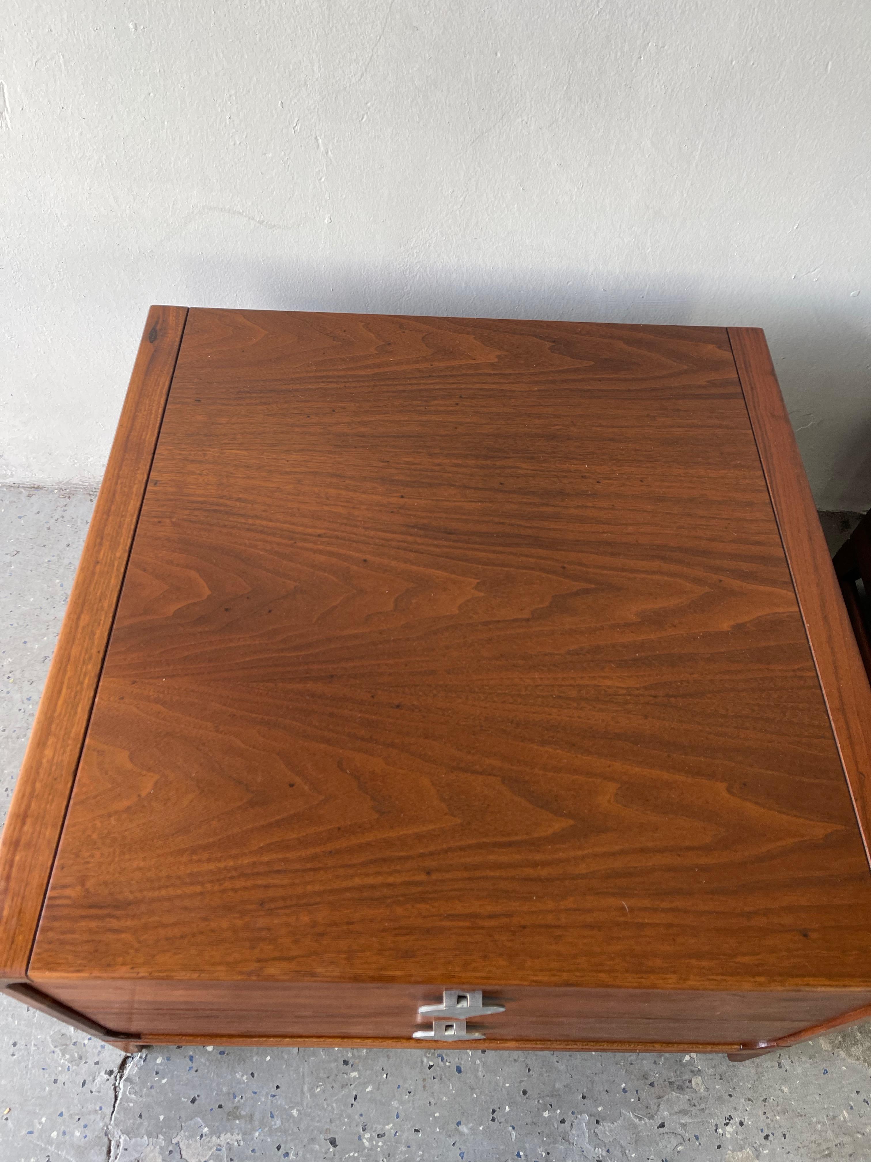 Moderner Mid-Century Modern-Beistelltisch von John Keal für Brown Saltman im Angebot 5
