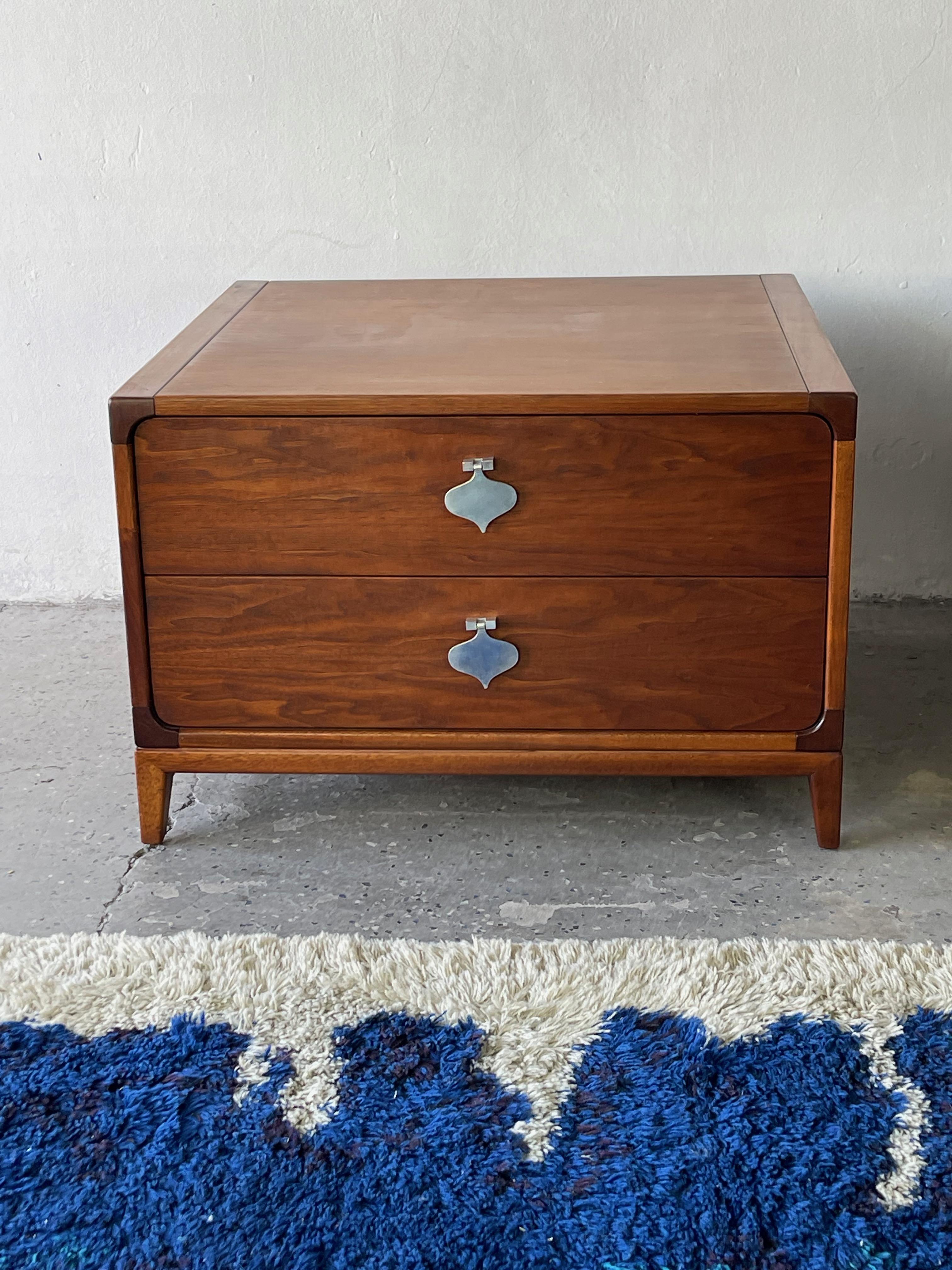 Moderner Mid-Century Modern-Beistelltisch von John Keal für Brown Saltman (Moderne der Mitte des Jahrhunderts) im Angebot