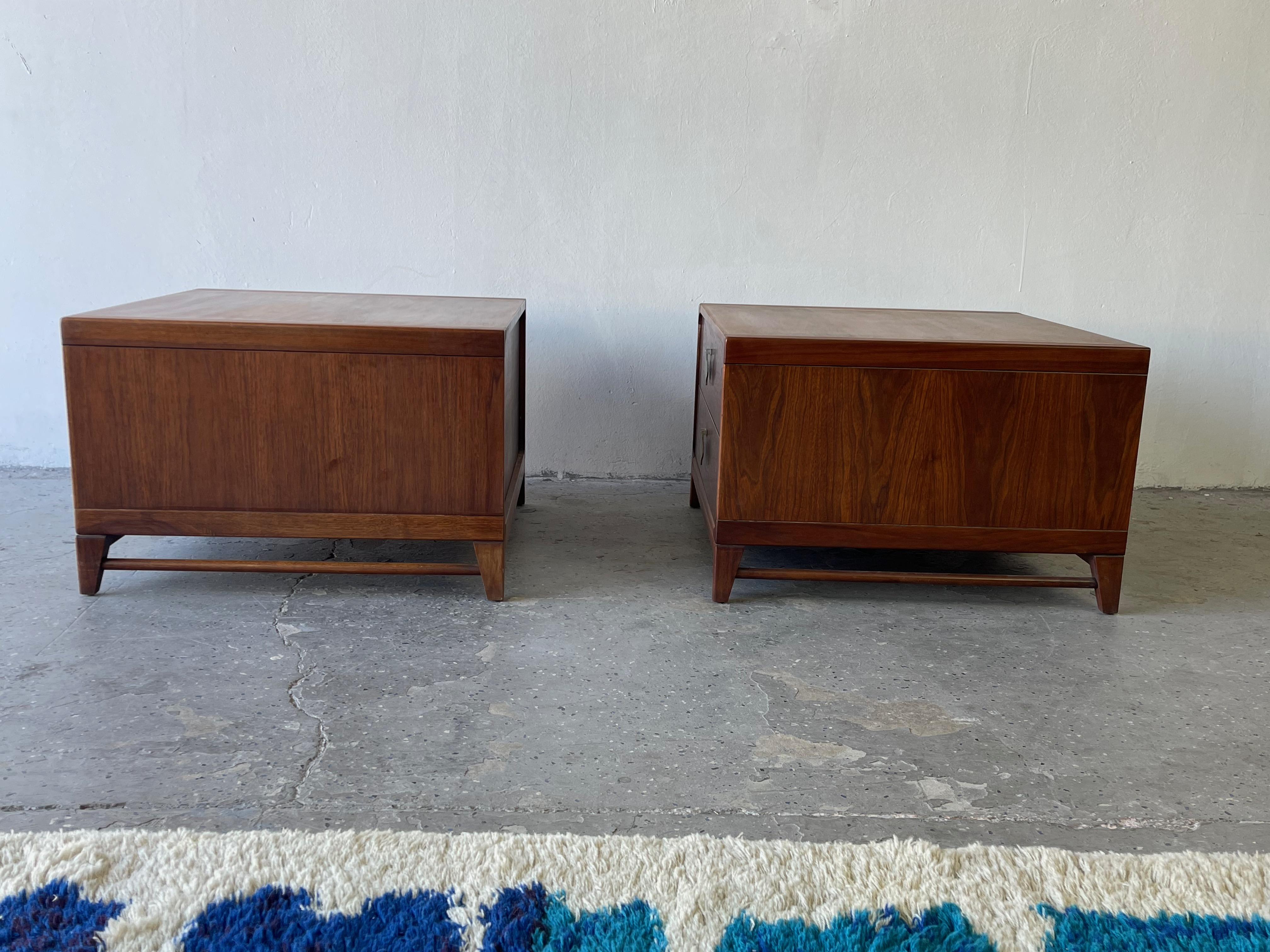 Moderner Mid-Century Modern-Beistelltisch von John Keal für Brown Saltman im Angebot 1