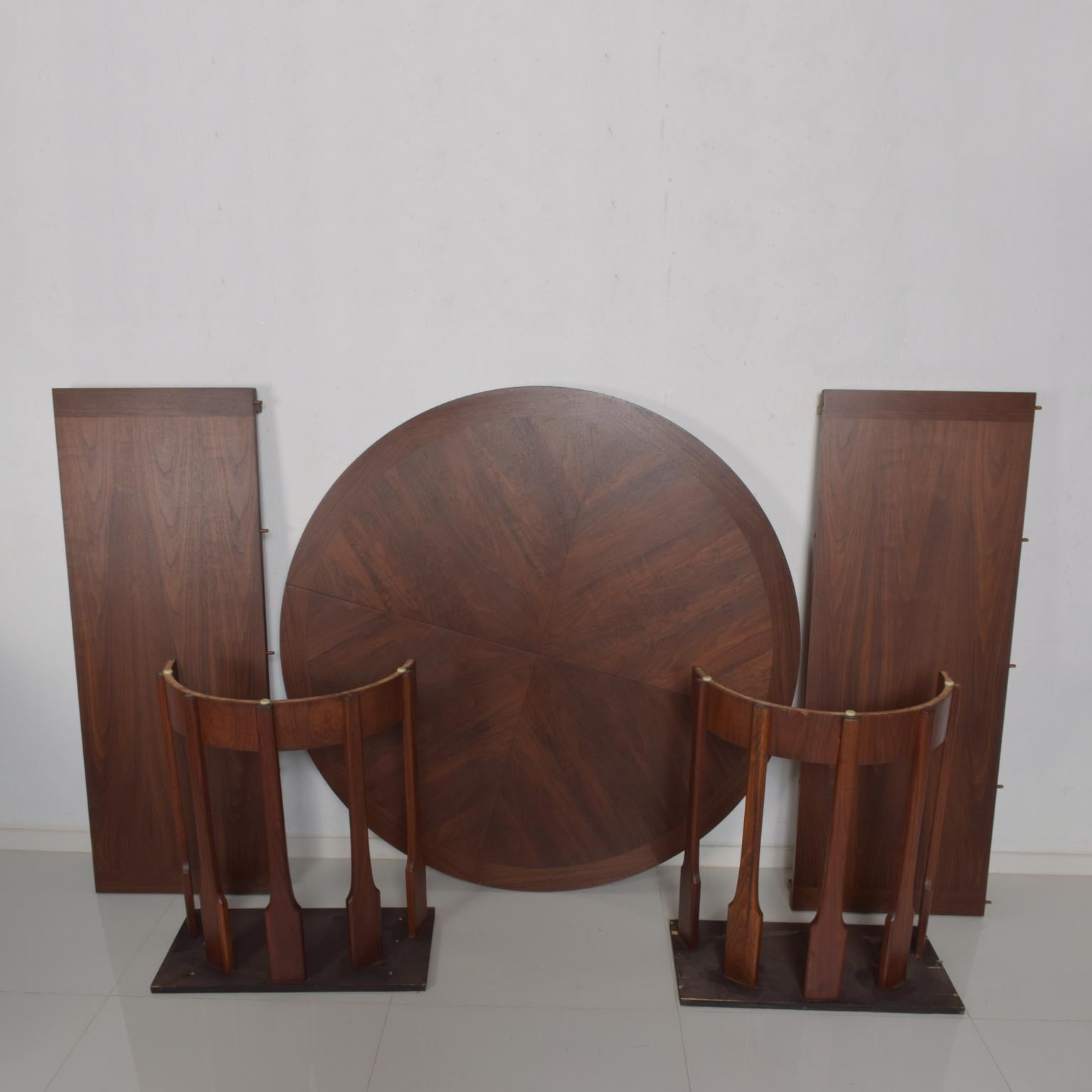 For your consideration: Beautiful MCM round walnut sculptural dining table by John Keal for Brown Saltman.

Dimensions: 84