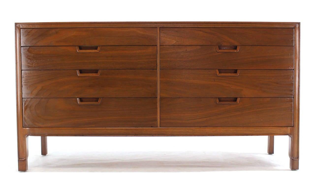 20ième siècle MINT ! John Stuart Book Matched Walnut 8 Drawer Double Dresser du milieu du siècle dernier en vente