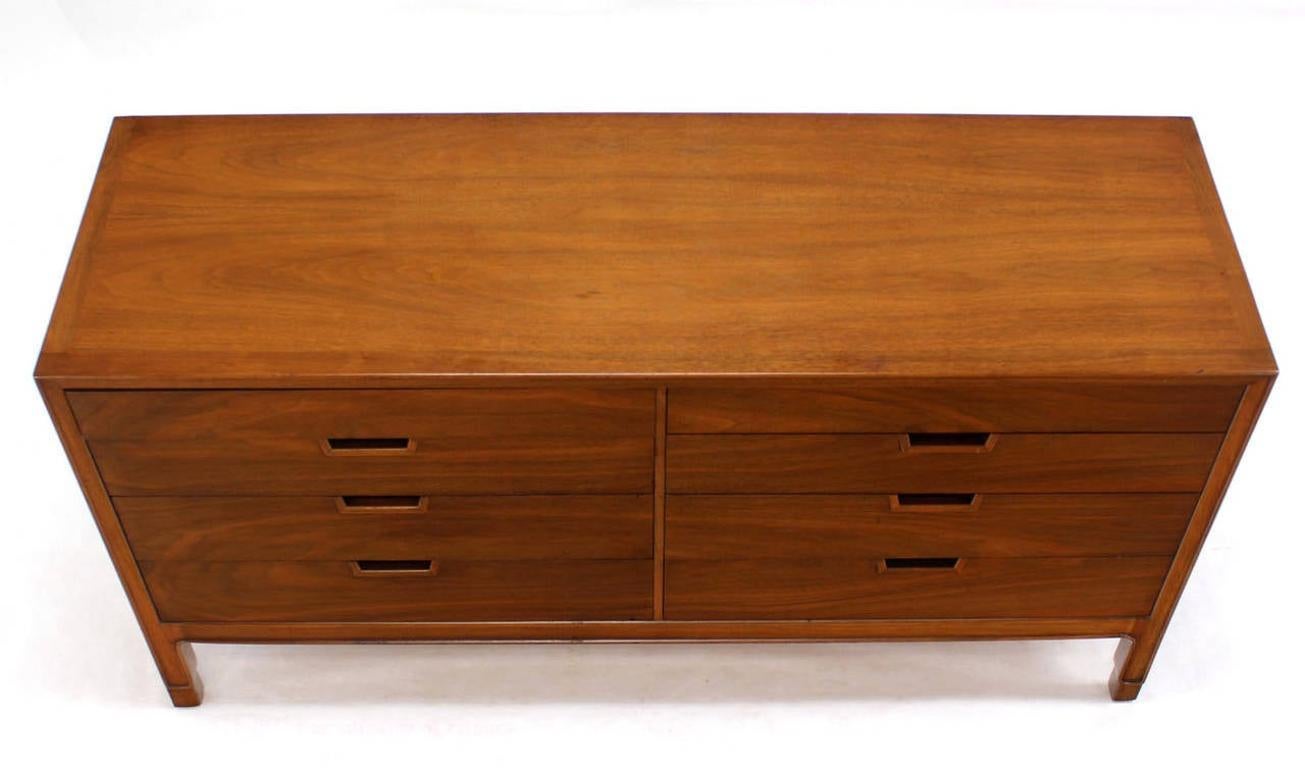 Noyer MINT ! John Stuart Book Matched Walnut 8 Drawer Double Dresser du milieu du siècle dernier en vente