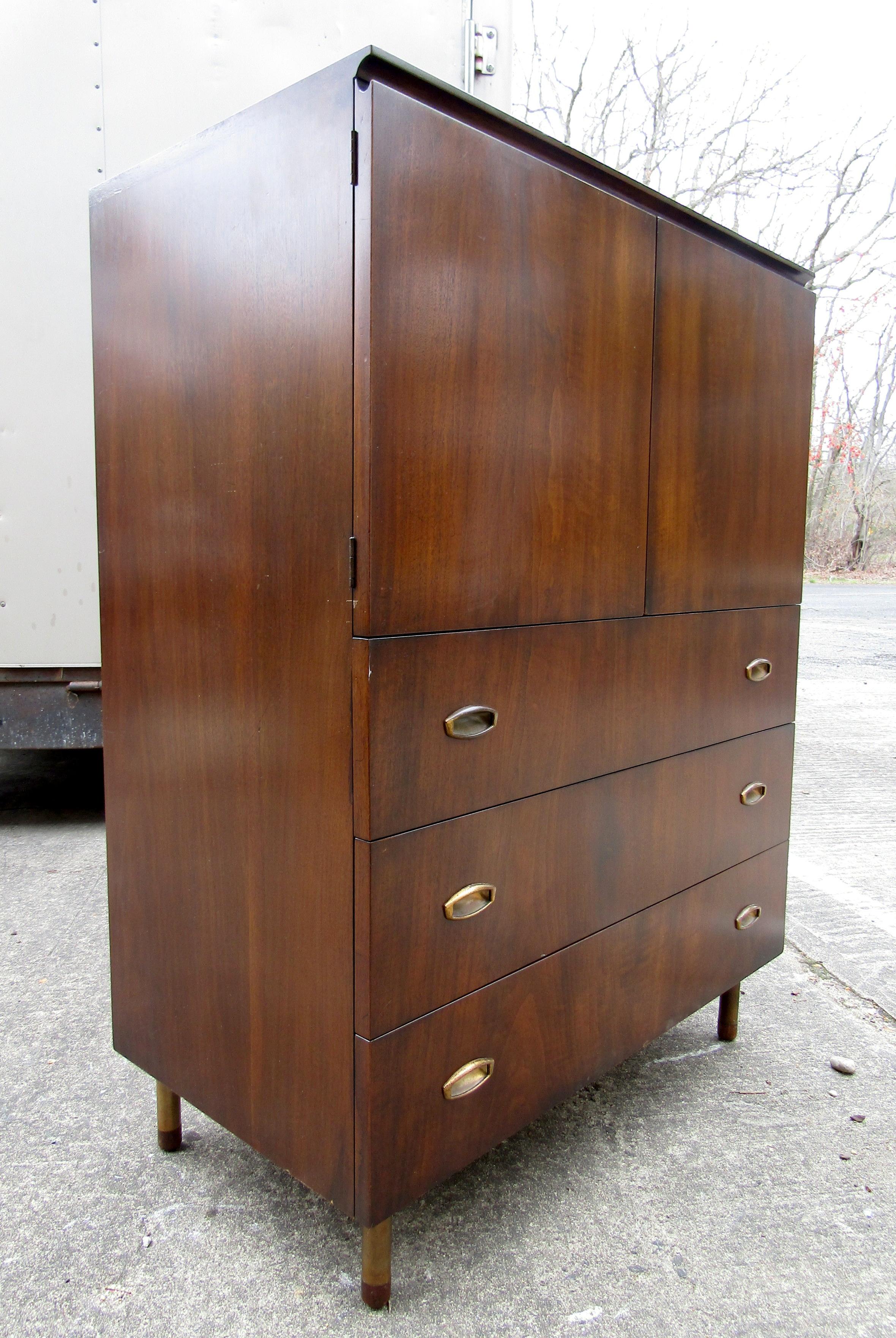 Mid-Century Modern John Stuart Cabinet In Good Condition For Sale In Brooklyn, NY