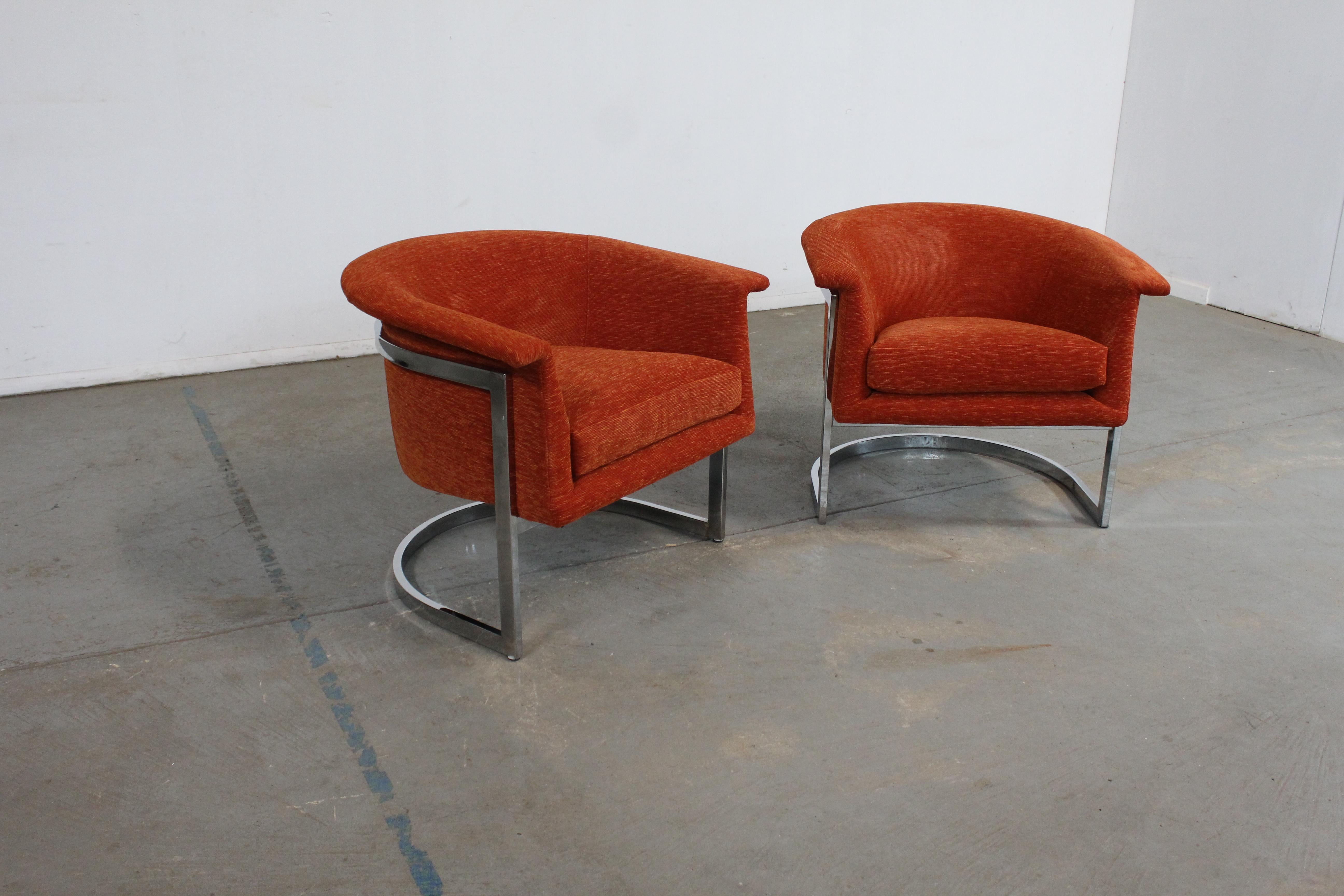 Paire de fauteuils club à dossier en forme de tonneau, de style Craft Associates, du milieu du siècle dernier, chromés

Nous vous proposons une paire de chaises de style moderne du milieu du siècle, magnifiquement restaurées, de la marque Craft