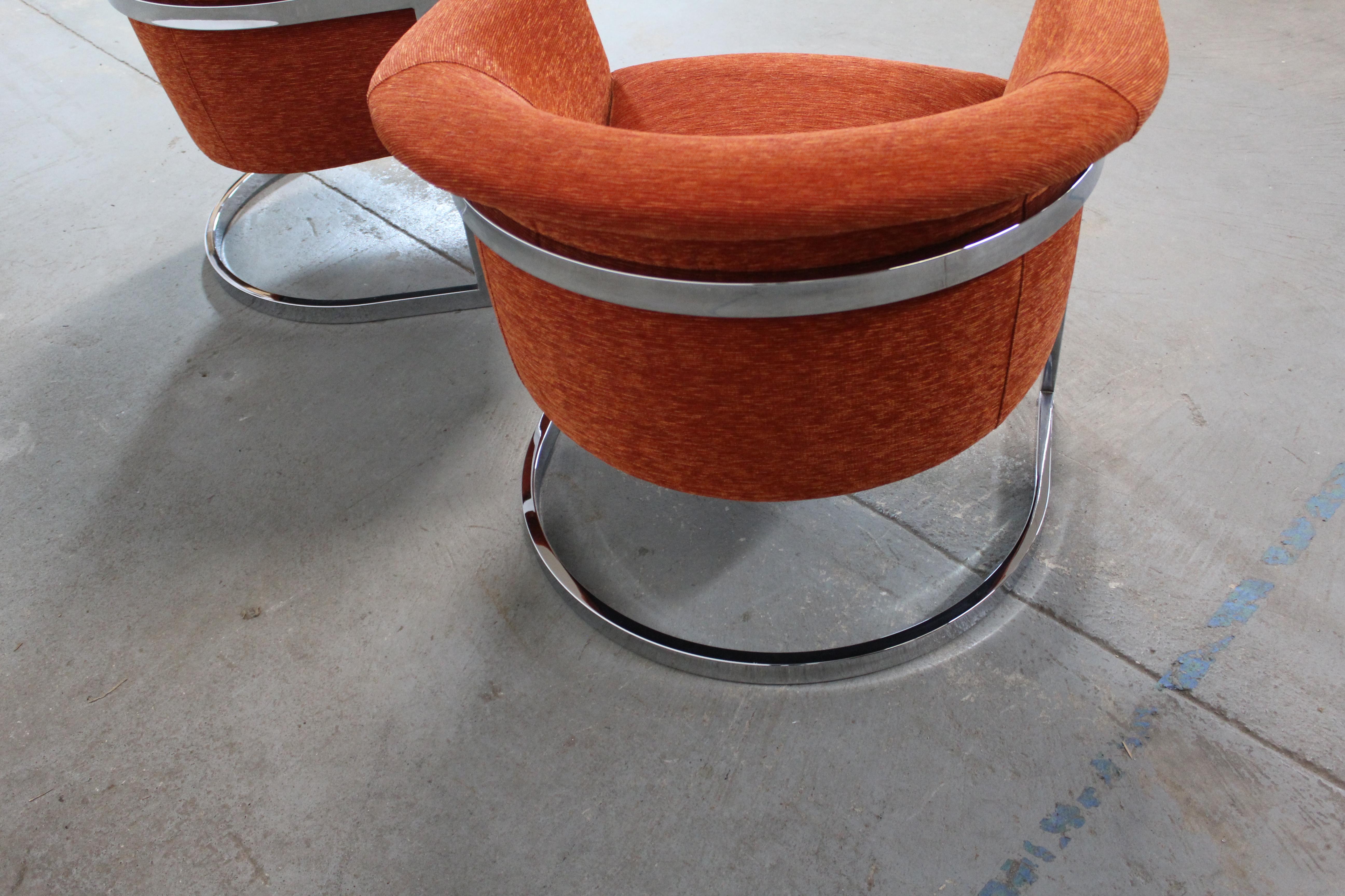 20ième siècle Paire de fauteuils club à dossier en forme de tonneau, de style Craft Associates, du milieu du siècle dernier, chromés en vente