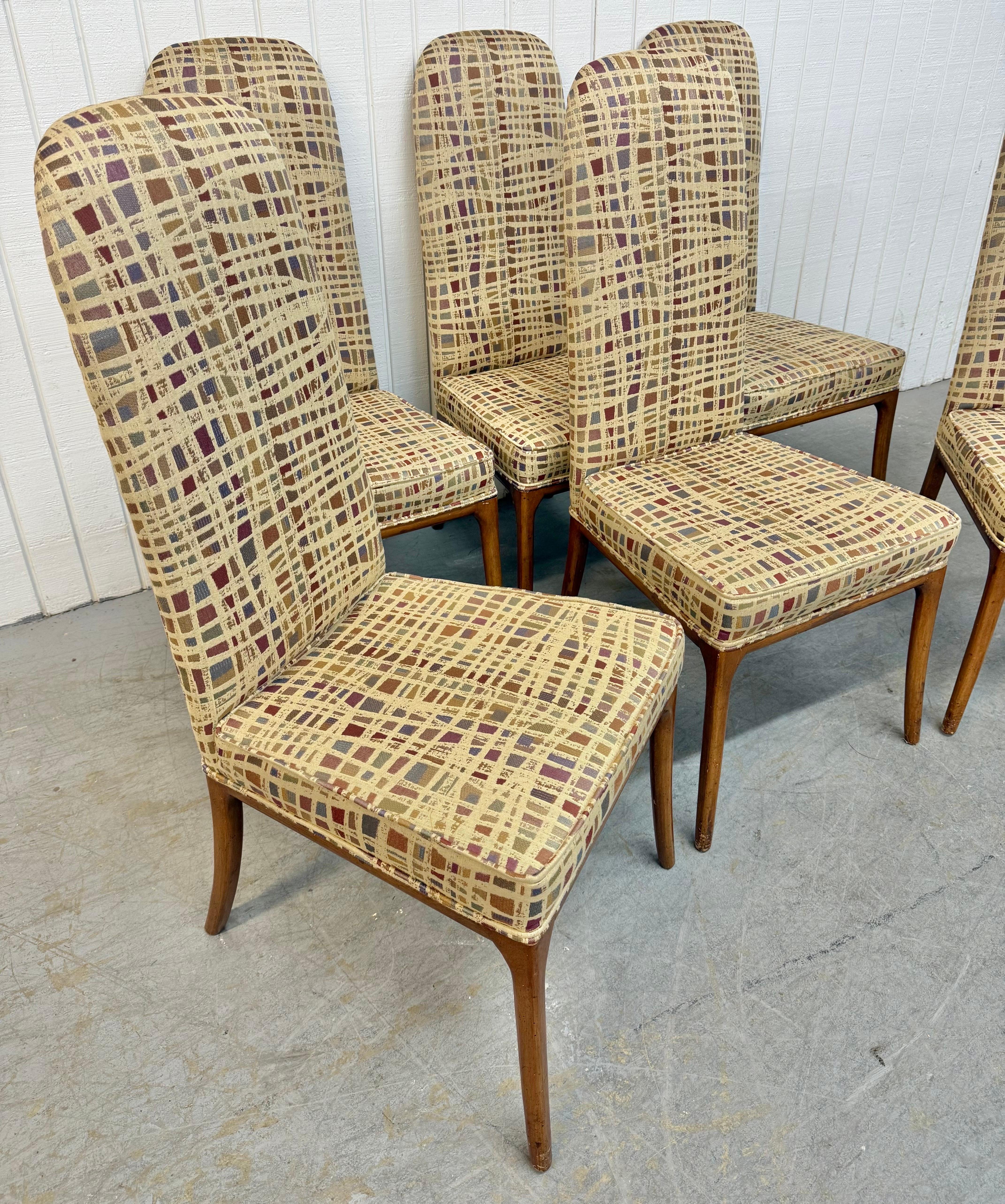Questo annuncio si riferisce a un set di sei sedie da pranzo in legno di noce imbottite di John Stuarts. Caratterizzato da uno schienale alto e arrotondato, da un'originale struttura imbottita e da moderne gambe in legno con una splendida finitura