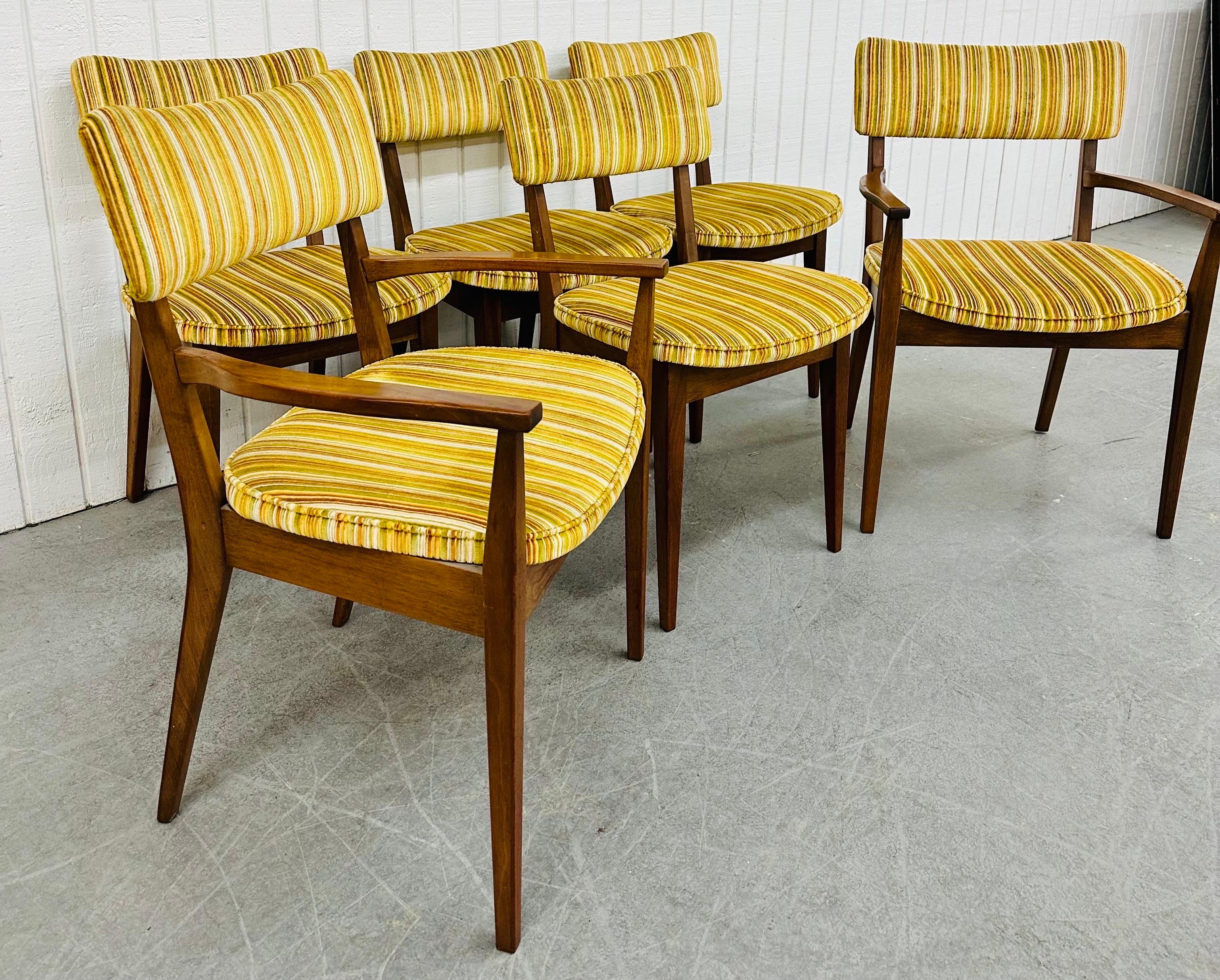 Cette annonce concerne un ensemble de chaises de salle à manger John Stuart en noyer, de style moderne du milieu du siècle. Comprend deux fauteuils, quatre chaises d'appoint, des sièges/dossiers rembourrés d'origine à rayures jaunes, et une belle