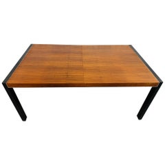 Mesa de comedor moderna de mediados de siglo John Stuart de nogal