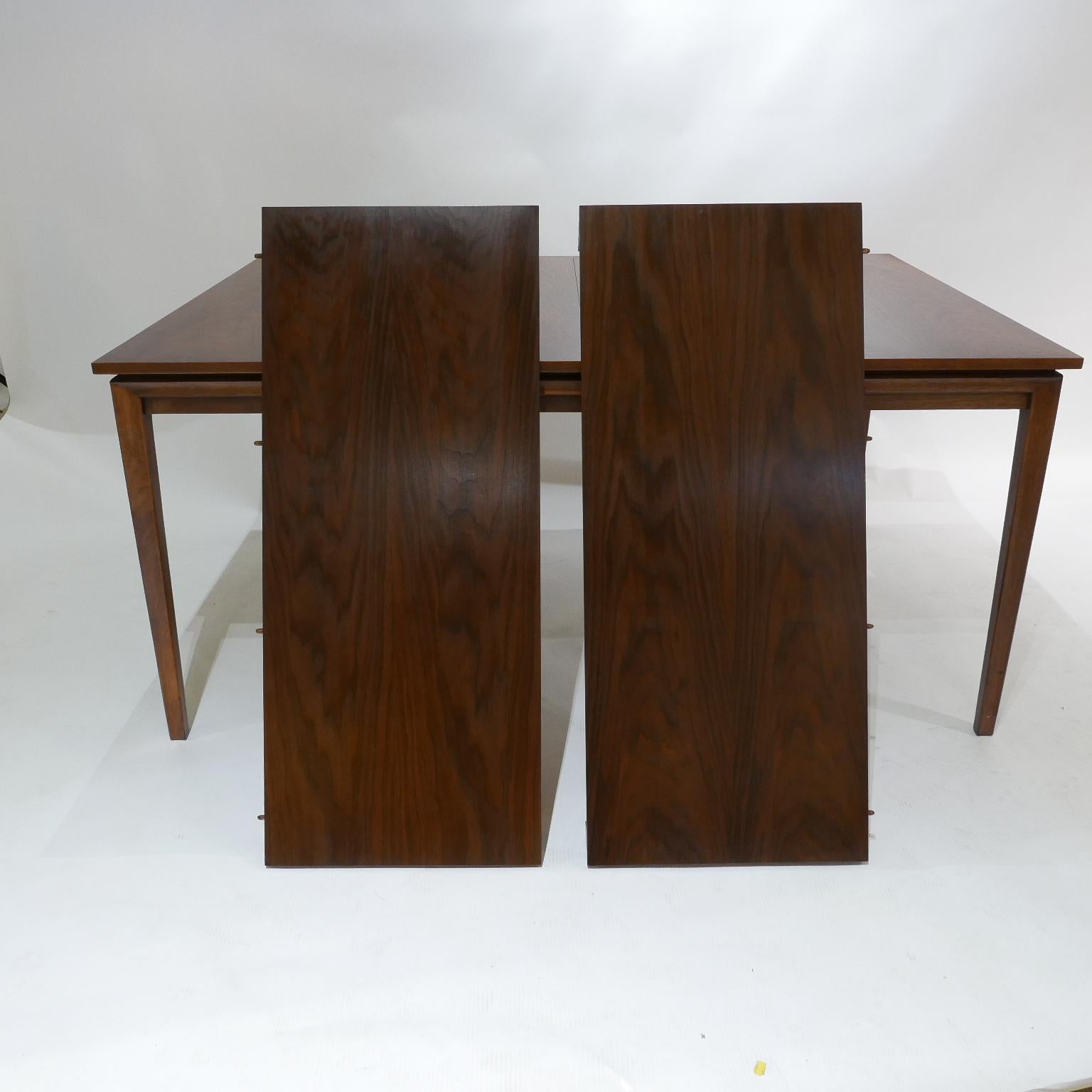An original finish, labeled John Stuart bookmatched extension dining table with 2 leaves in great original condition. Interesting yet subtle inlay walnut design on either end of the tabletop. Interesting, yet very versatile design. Table measures