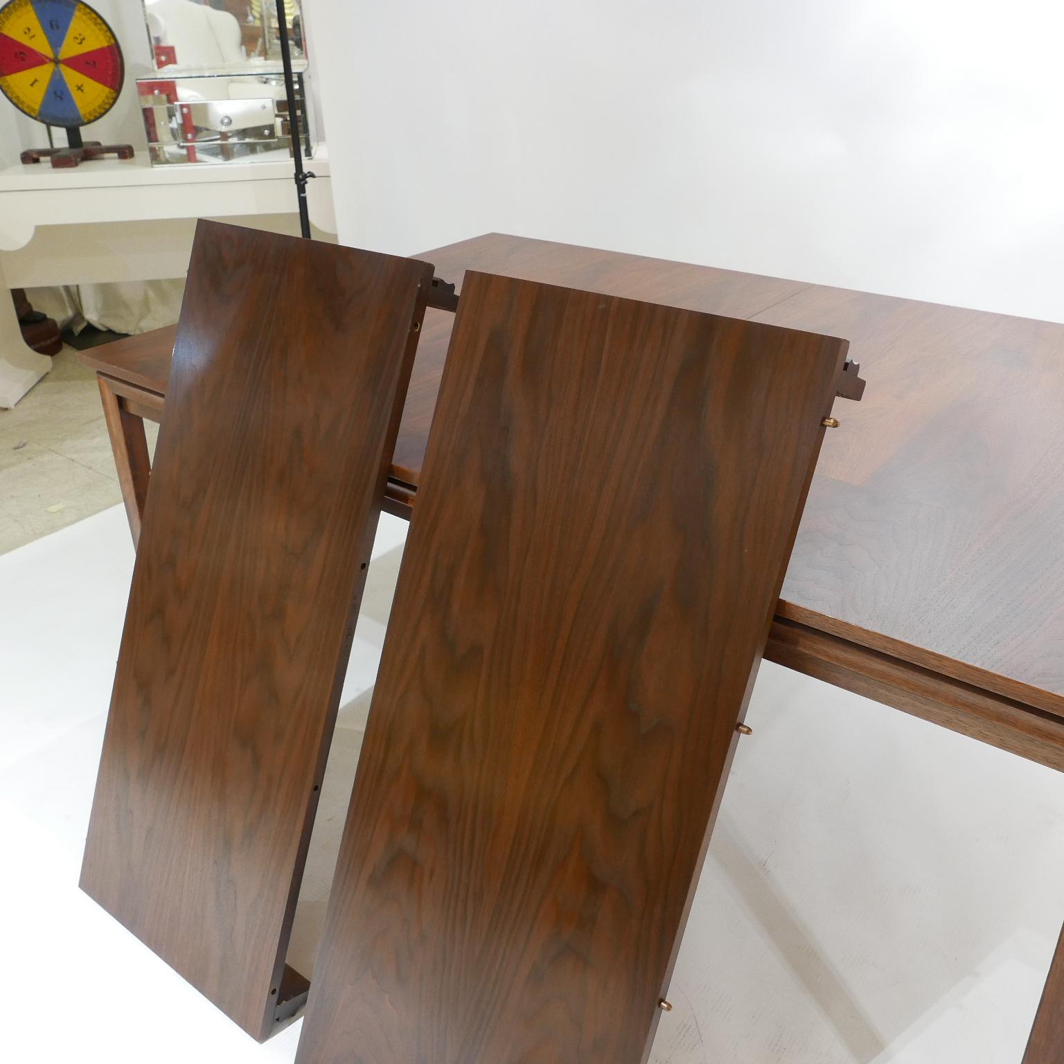 Mid-Century Modern John Stuart Walnut Extension Dining Table with 2 Leaves In Good Condition In Hudson, NY