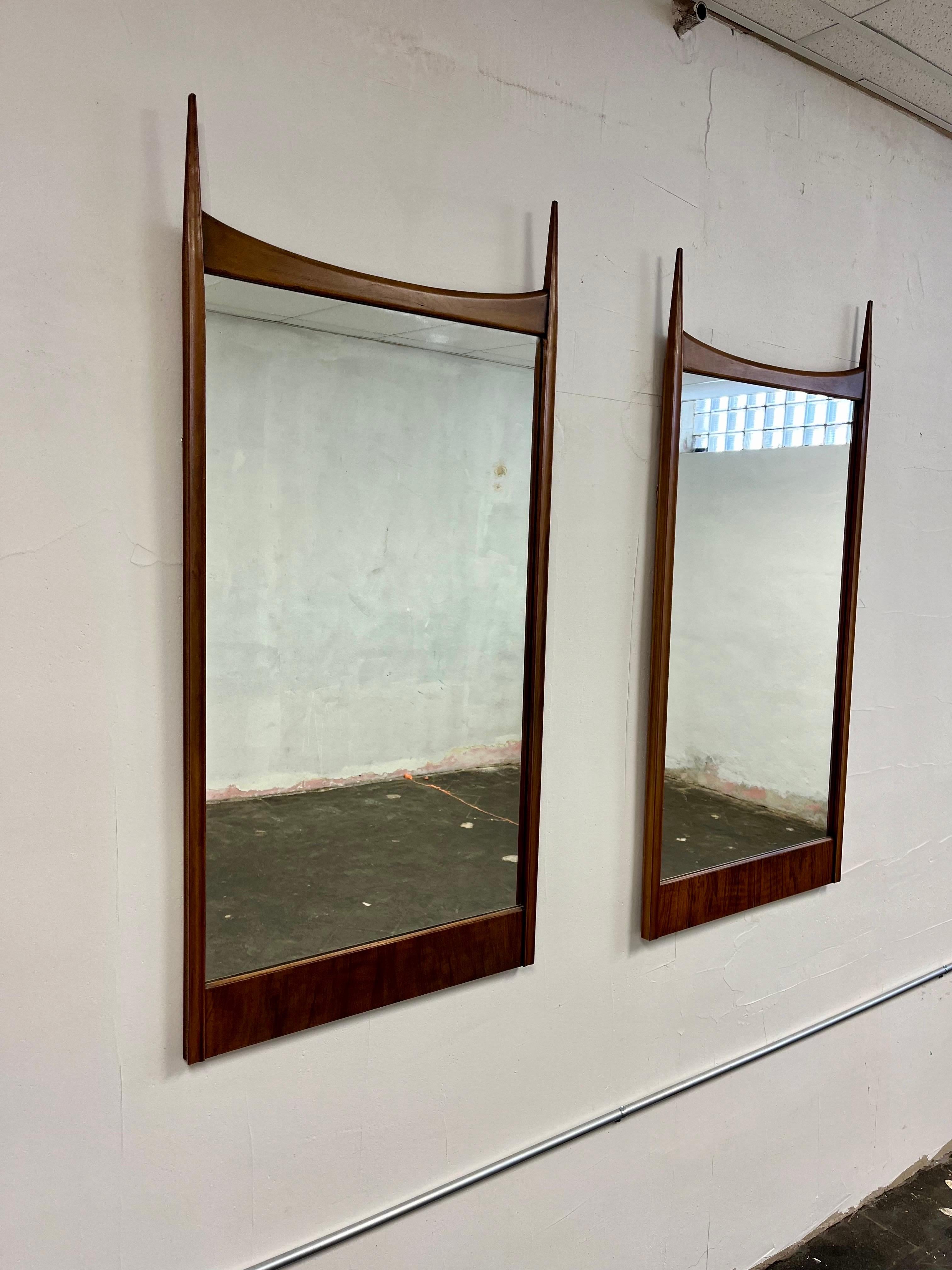 Miroirs brutaux du milieu du siècle par John Stuart pour John Widdicomb. Profil fin avec des pointes arquées emblématiques. 
En bordure de route vers NYC/Philly $450