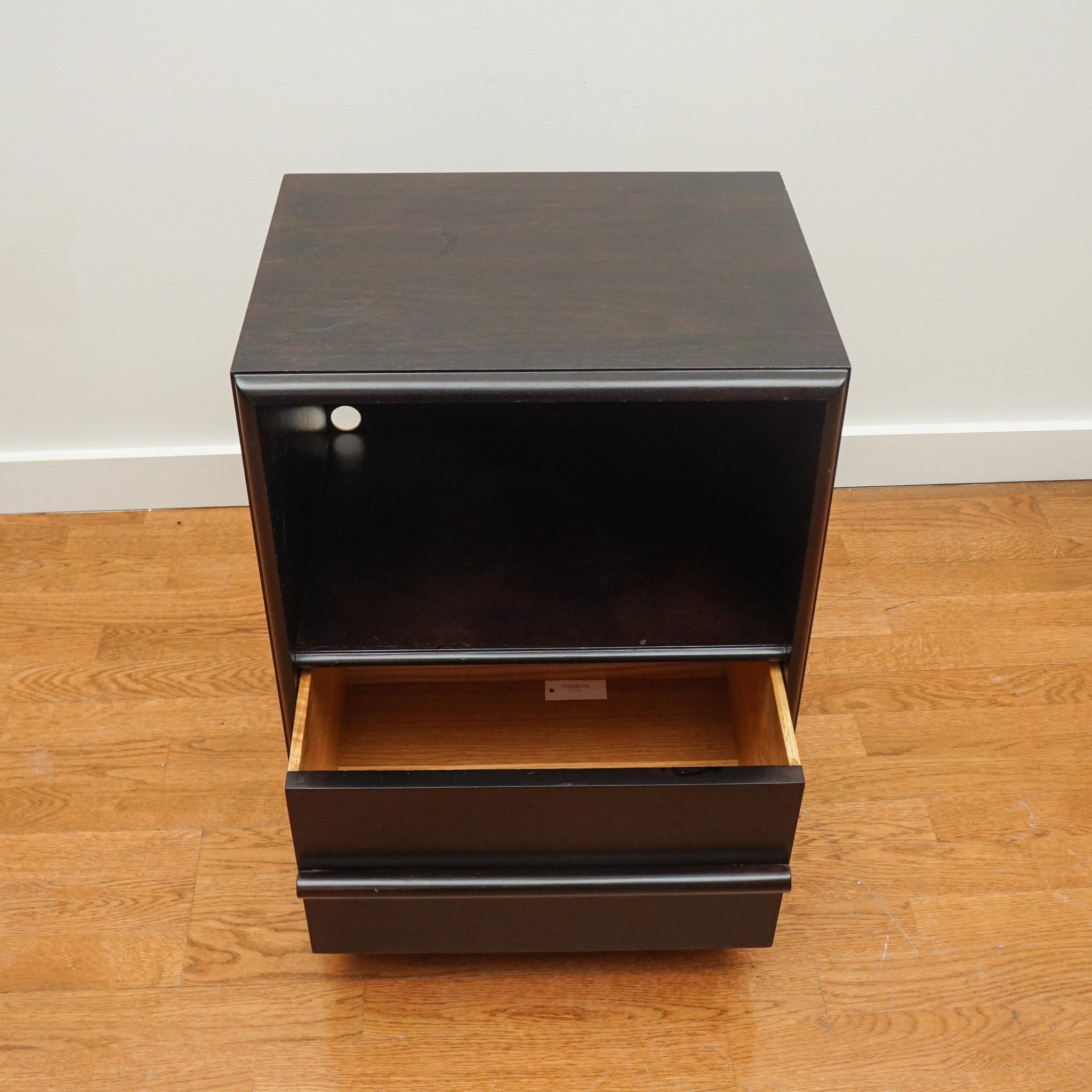 Mid-Century Modern John Widdicomb Nightstands In Good Condition For Sale In Hudson, NY