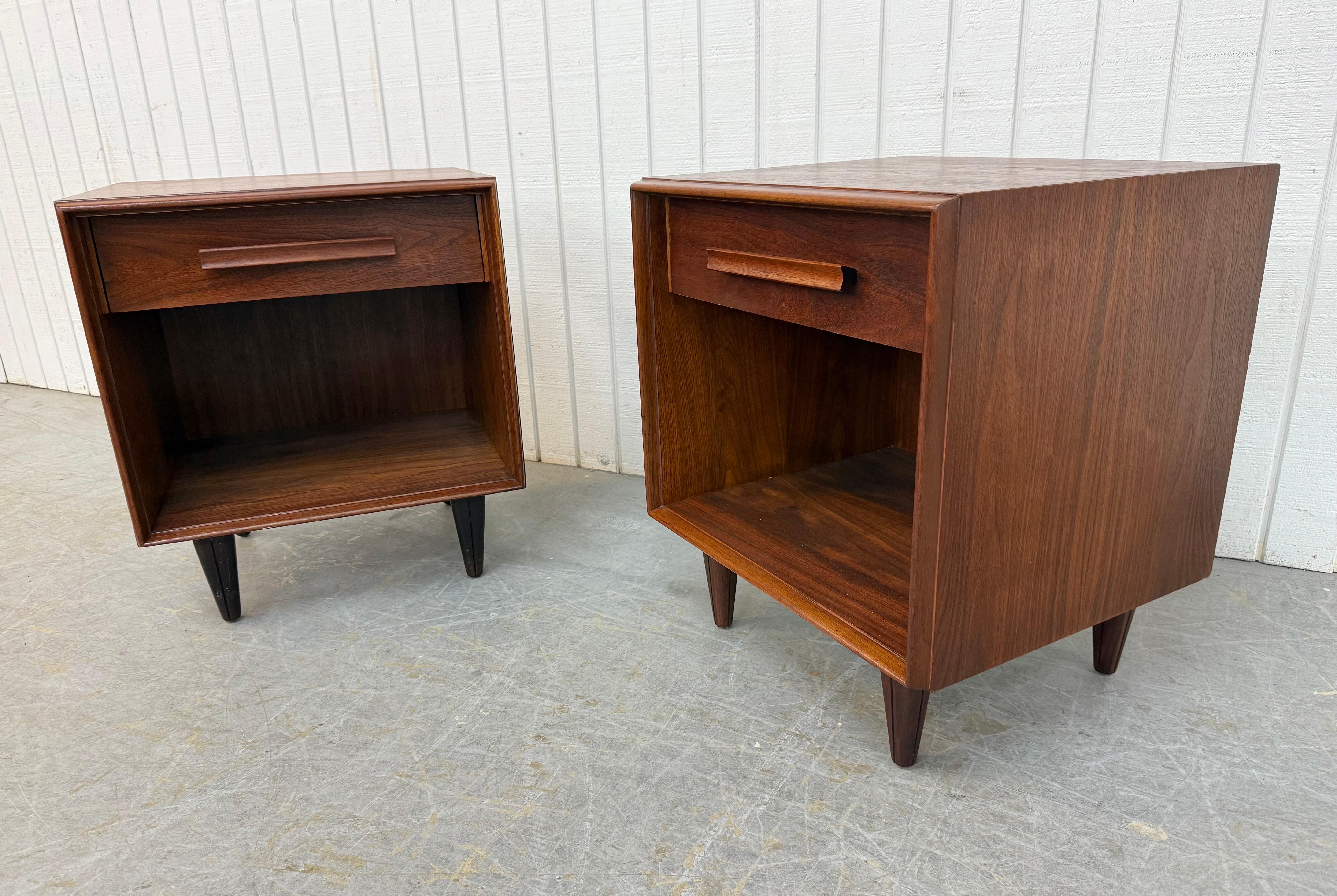 Mid-Century moderno Comodini in legno di noce John Widdicomb - Set di 2 in vendita