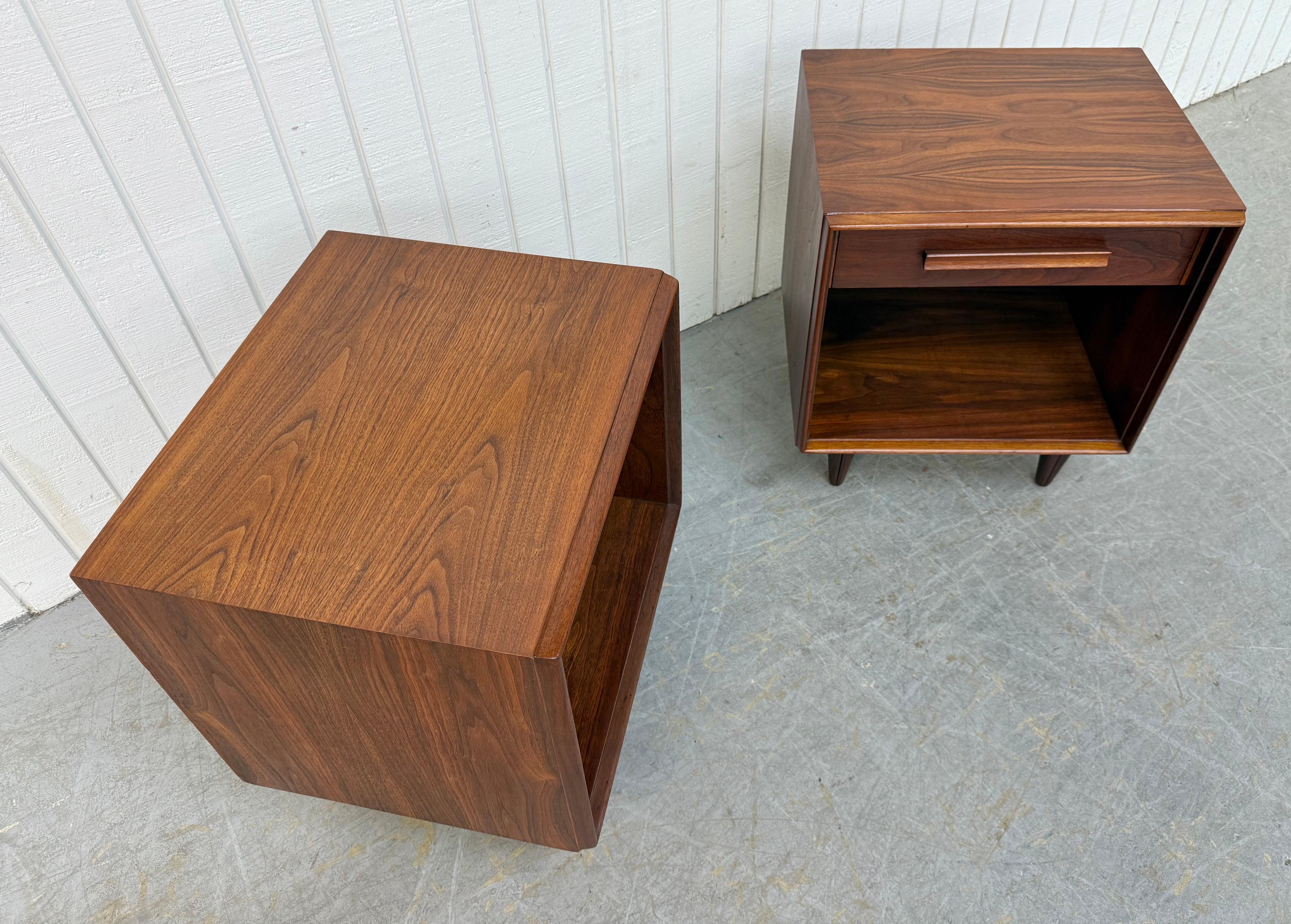 Americano Comodini in legno di noce John Widdicomb - Set di 2 in vendita