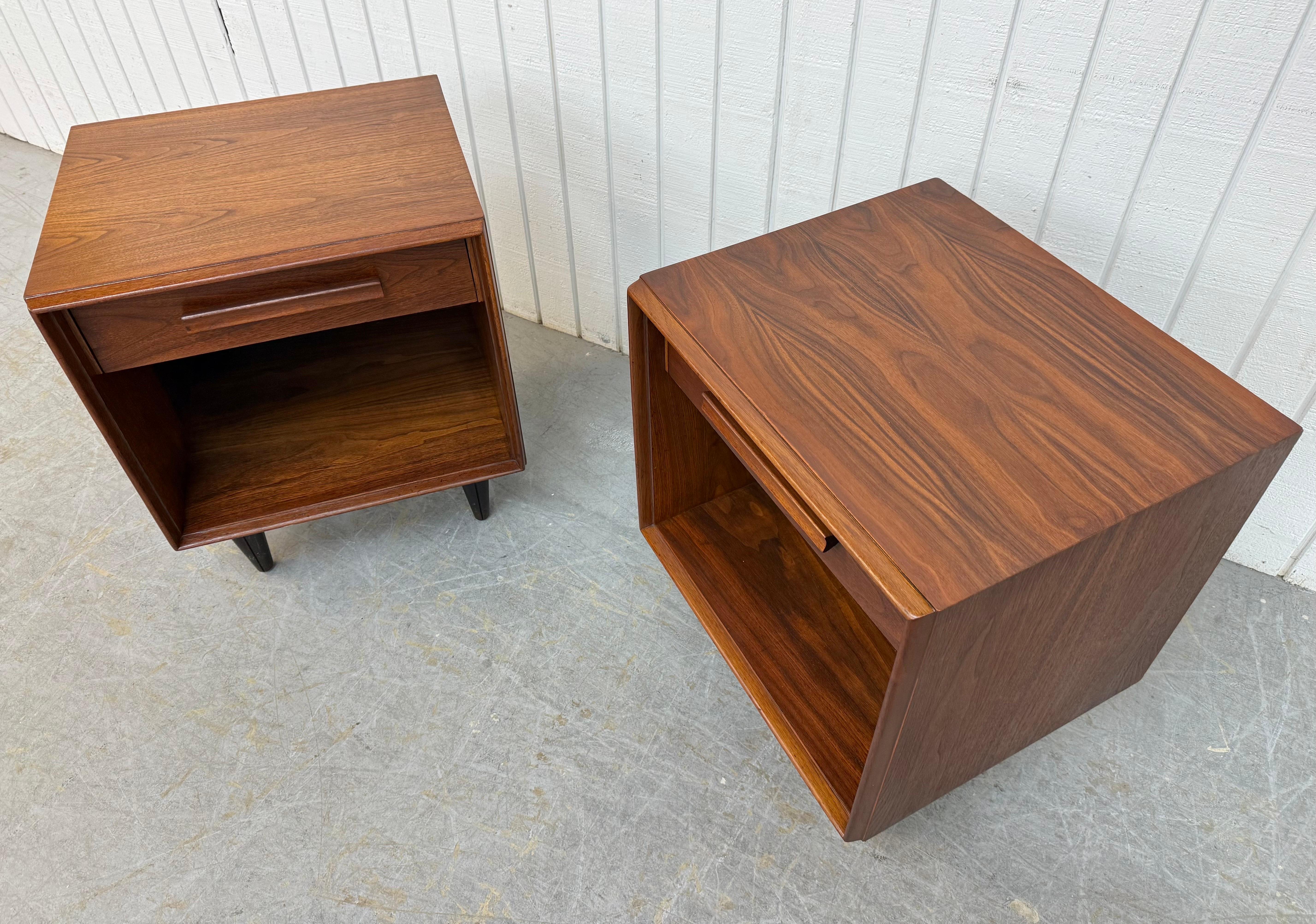 Comodini in legno di noce John Widdicomb - Set di 2 In condizioni buone in vendita a Clarksboro, NJ