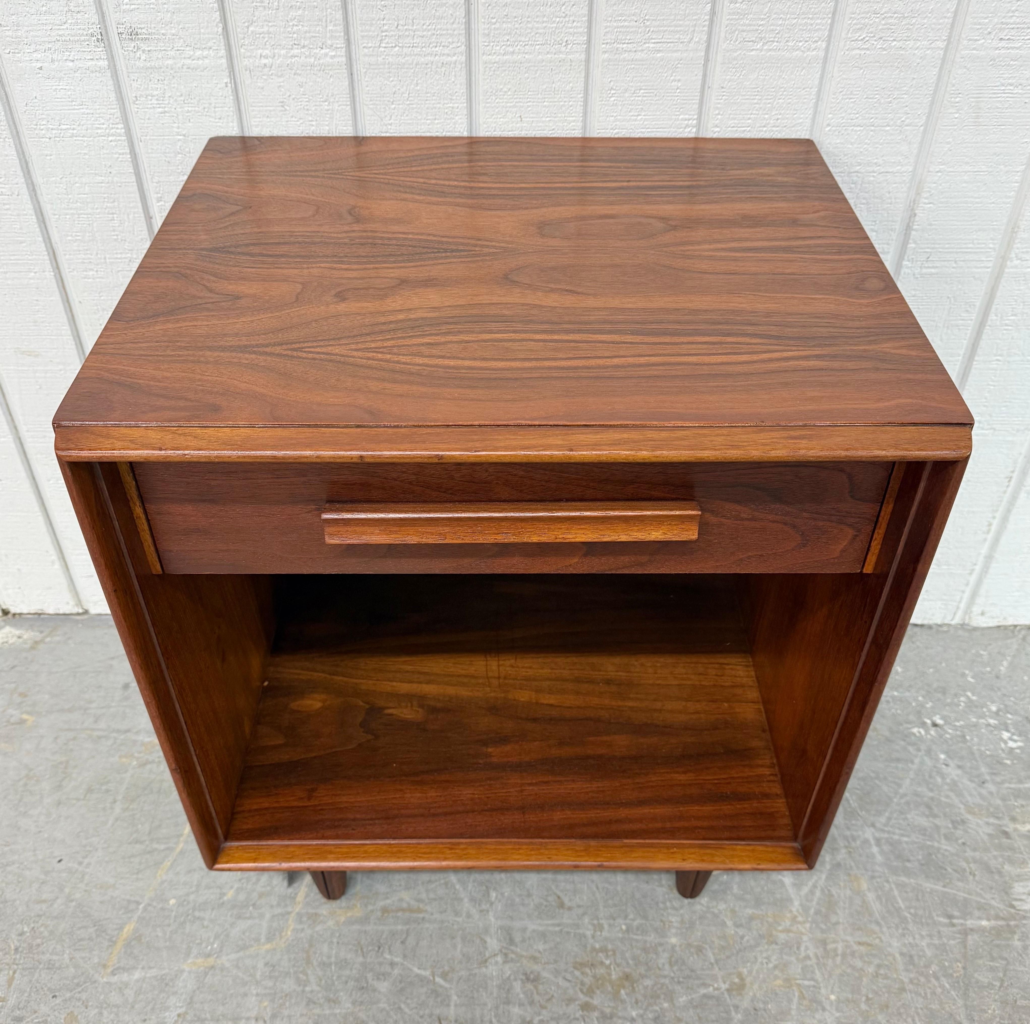 Metà XX secolo Comodini in legno di noce John Widdicomb - Set di 2 in vendita