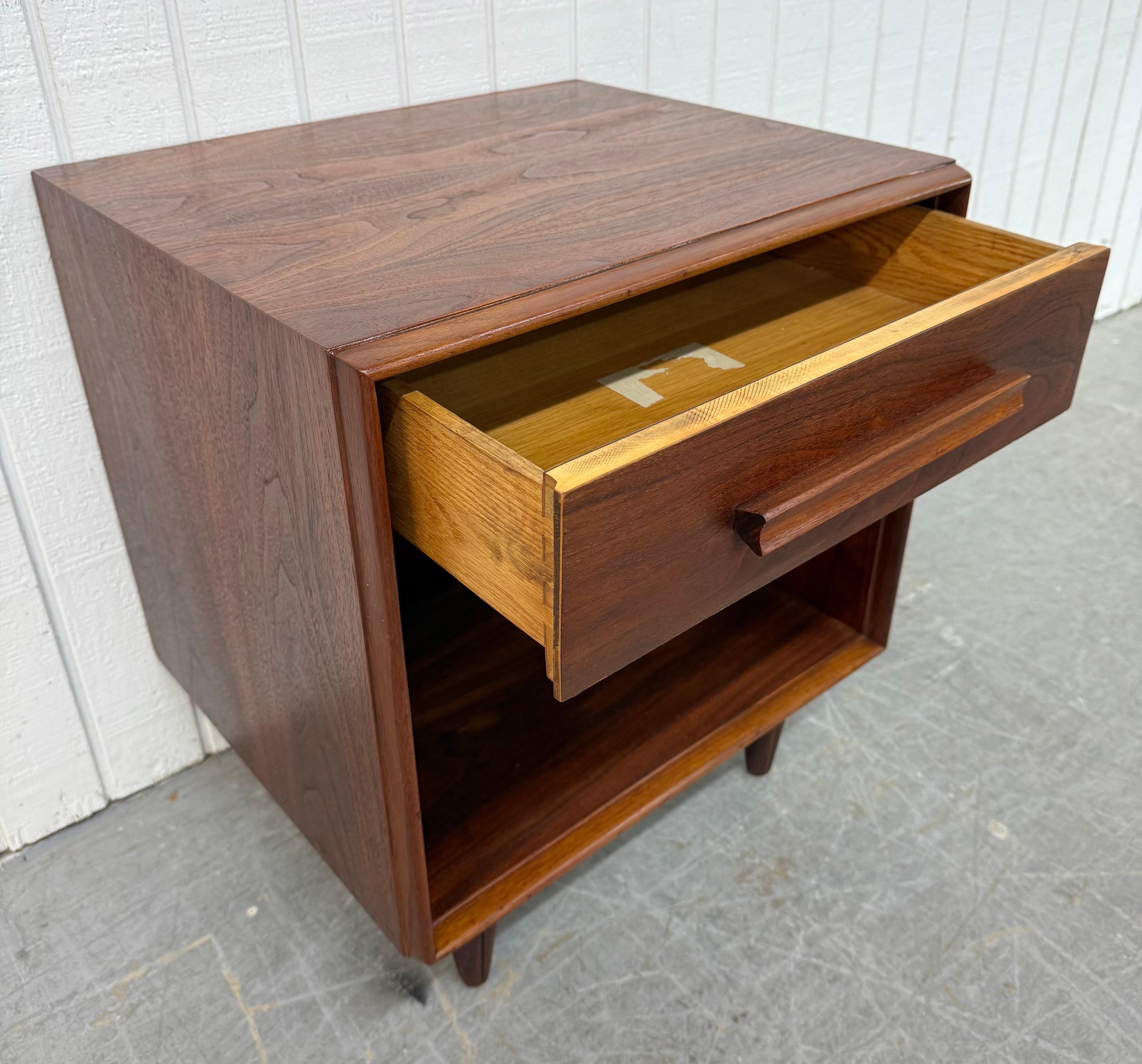 Comodini in legno di noce John Widdicomb - Set di 2 in vendita 1